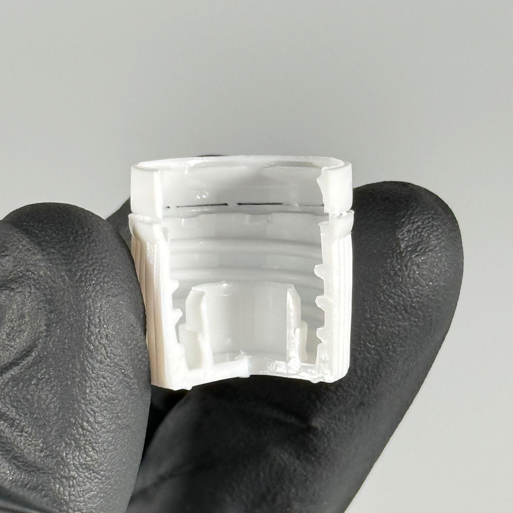 18 MM KİLİTLİ KENDİNDEN CONTALI BEYAZ KAPAK (DROPPER CAM ŞİŞELERDE SIZDIRMAZLIK TESTİNİ GEÇMİŞTİR)