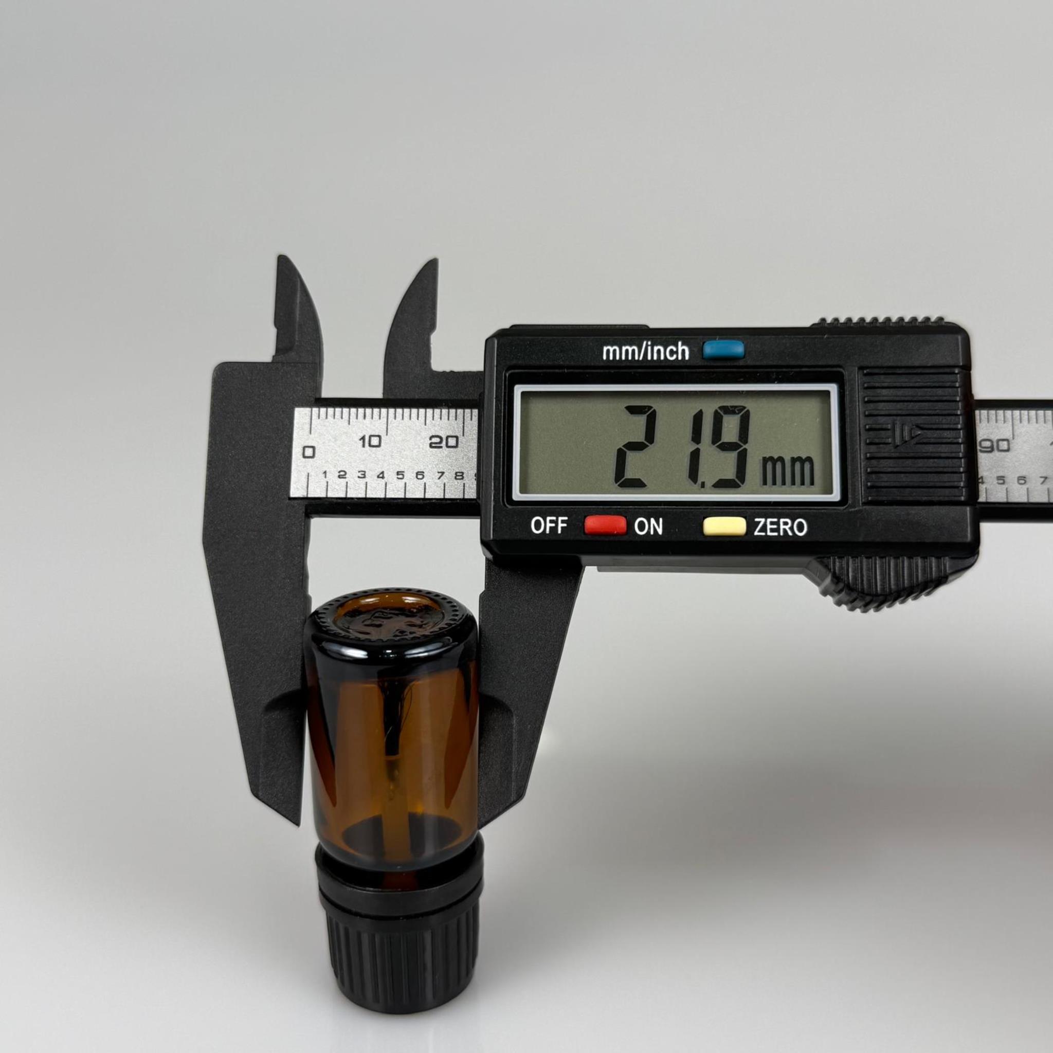 5 CC FIRÇALI CAM ŞİŞE - AMBER - 5 ML SİYAH KAPAKLI FIRÇALI CAM ŞİŞE - CAM OJE ŞİŞESİ FIRÇALI BEYAZ KAPAKLI TAKIM - BOŞ OJE ŞİŞESİ, FIRÇALI ŞİŞE, OTOMOTİV VE MOBİLYA İÇİN RÖTÜŞ BOYA ŞİŞESİ VB. ÇOK AMAÇLI FIRÇALI ŞİŞE