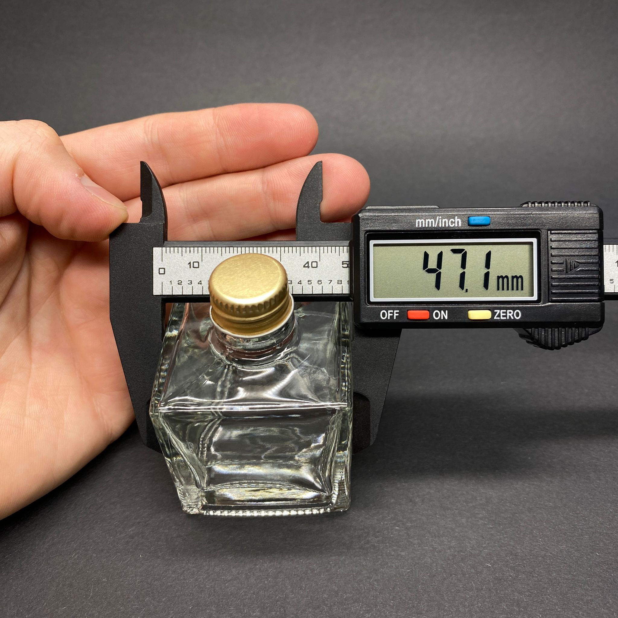 HEDİYELİK CAM KOLONYA ŞİŞESİ - 50 ML KARE ŞİŞE + GOLD METAL KAPAK + KOLONYA TIPALI TAKIM
