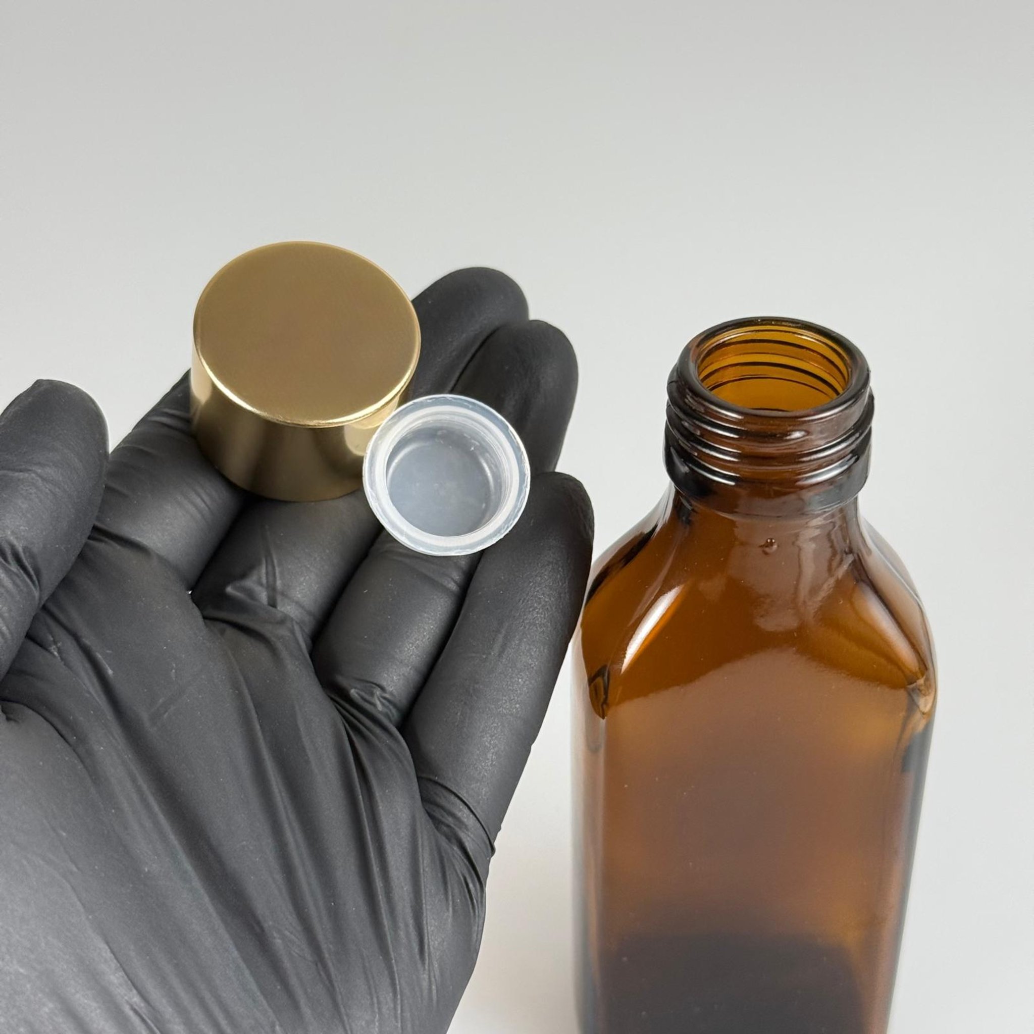 100 CC AMBER YASSI CAM ŞİŞE + ALÜMİNYUM KAPLAMALI GOLD KAPAKLKI + KÖR TIPALI TAKIM - 100 ML KAYVERENGİ CAM ŞİŞE
