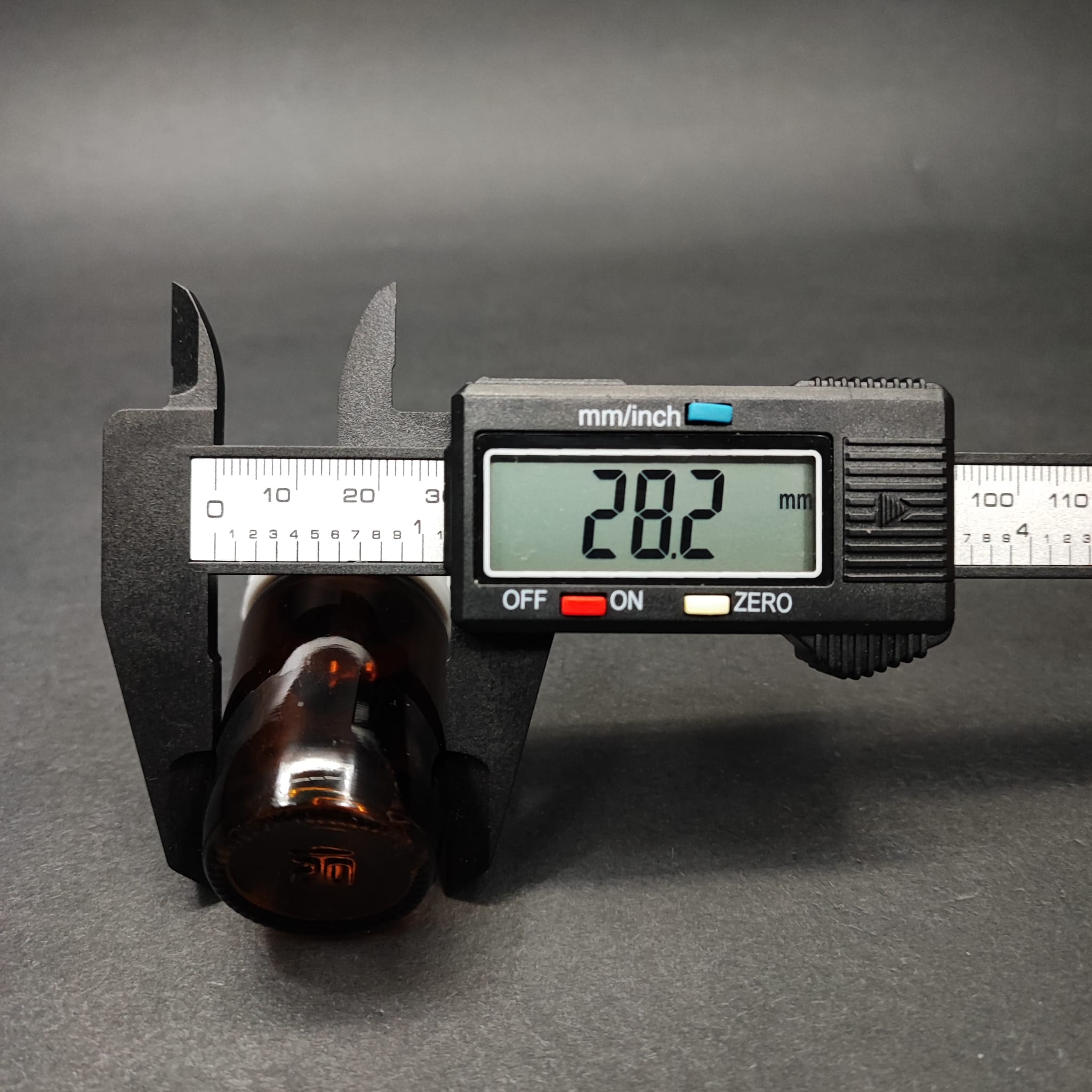 20 ML DOLUMU KOLAY, GENİŞ AĞIZLI İÇTEN DAMLALIKLI ŞİŞE (25 MM AĞIZ)  - 20 CC BEYAZ KİLİTLİ DAMLALIKLI CAM ECZA ŞİŞESİ - AMBER KAHVERENGİ