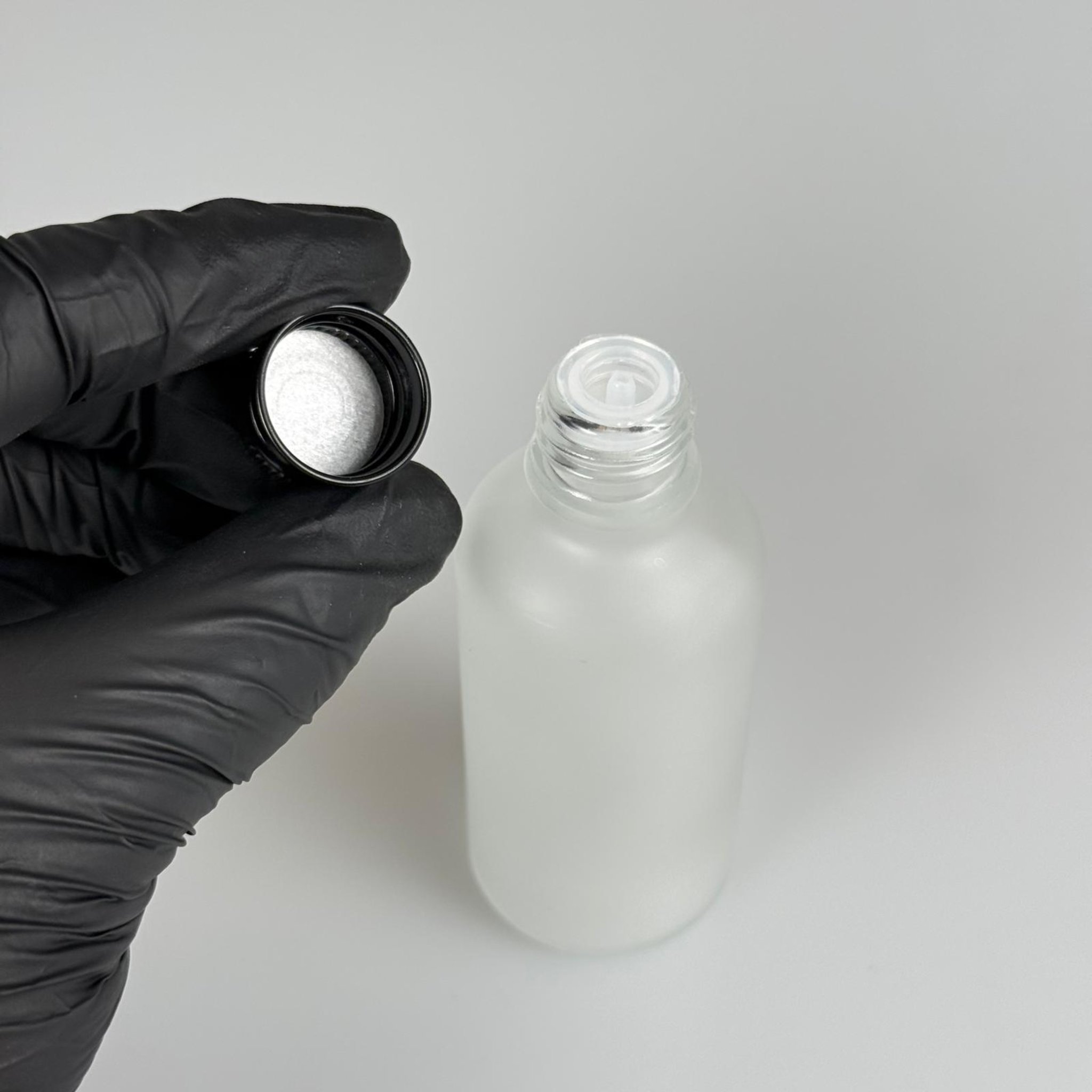 50 CC BUZLU CAM ŞİŞE + KÖPÜK CONTALI SİYAH ALÜMİNYUM METAL KAPAKLI + DAMLALIKLI KOLONYA TIPALI TAKIM - 50 ML BUZLU CAM ŞİŞE