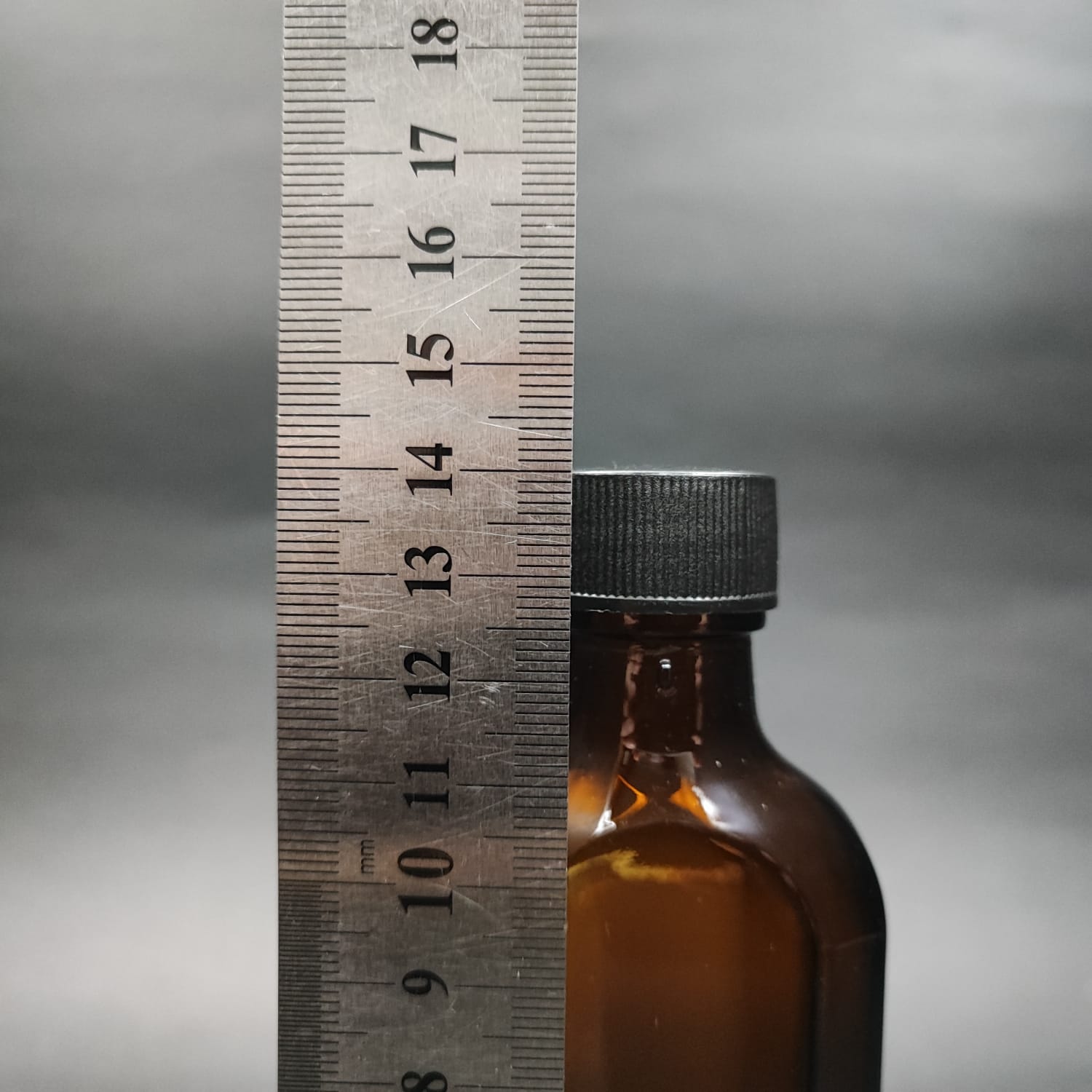 100 ML DOLUMU KOLAY, GENİŞ AĞIZLI İÇTEN DAMLALIKLI YASSI ŞİŞE (25 MM AĞIZ)  - 100 CC SİYAH CONTALI KAPAKLI İÇTEN DAMLALIKLI CAM ECZA ŞİŞESİ - AMBER KAHVERENGİ