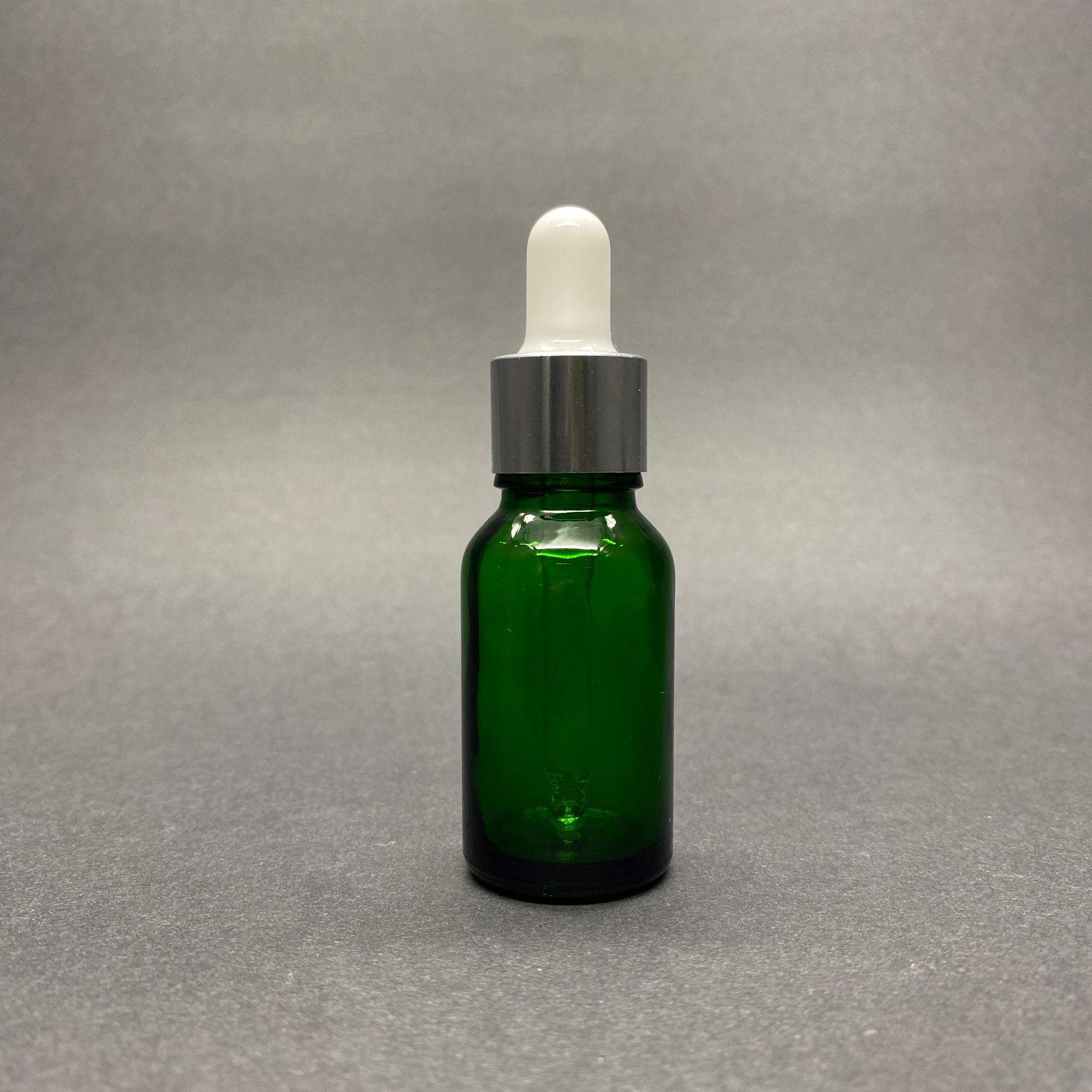 15 CC YEŞİL CAM DAMLALIKLI ŞİŞE (BEYAZ EMZİK + GÜMÜŞ METAL DELİKLİ KAPAK + CAM PİPET) 15 ML CAM DAMLALIKLI YEŞİL ŞİŞE