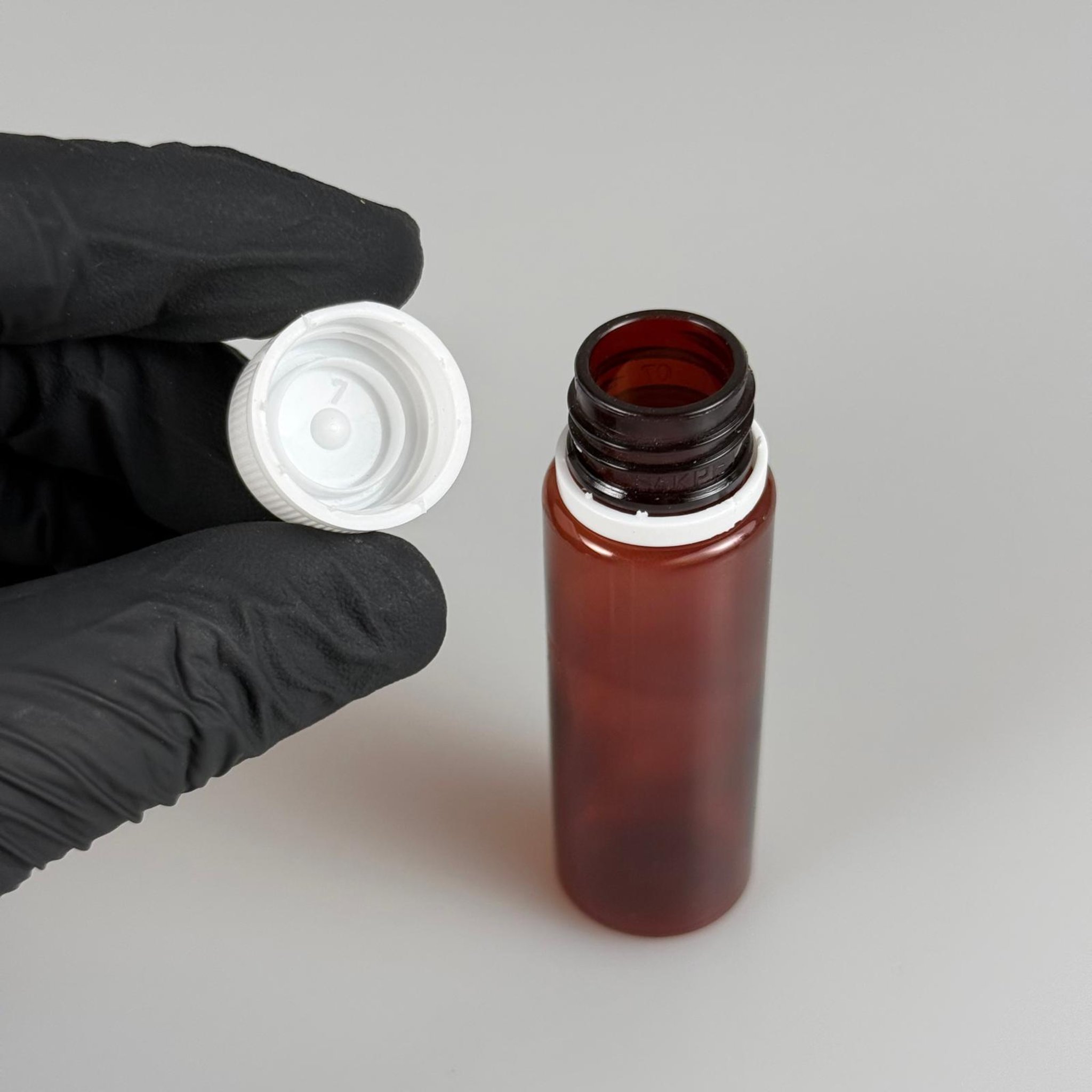 20 CC PET SHOT ŞİŞESİ  - KİLİTLİ BEYAZ KAPAKLI KOLAJEN ŞİŞESİ - 20 ML PLASTİK ŞİŞE - AMBER (KİLİTLİ KAPAK SERTÇE BASTIRARAK KAPANIR)