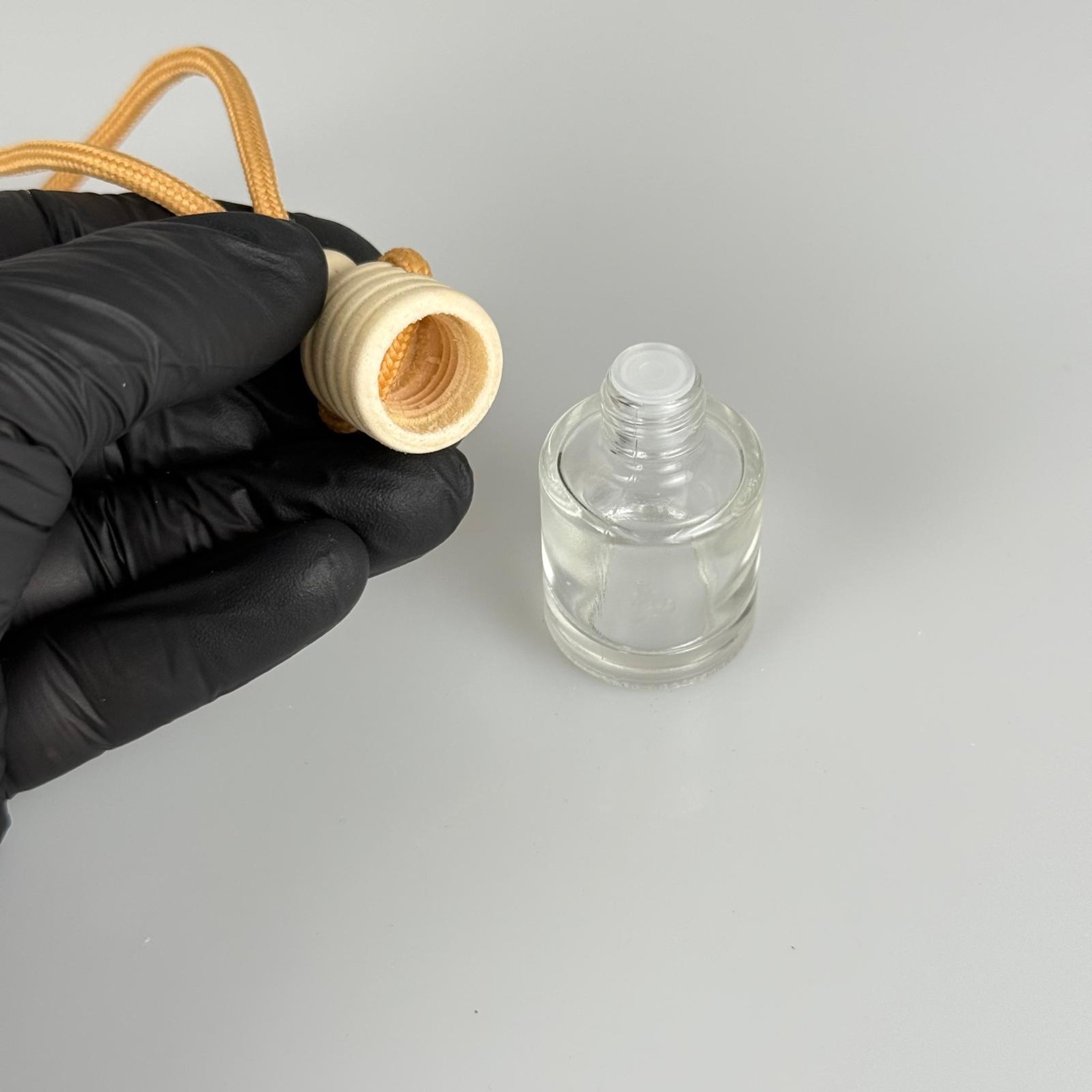 8 CC CAM OTO KOKUSU ŞİŞESİ AHŞAP KAPAKLI TIPALI TAKIM - 8 ML BOŞ OTO PARFÜM ŞİŞESİ - SİLİNDİR KISA