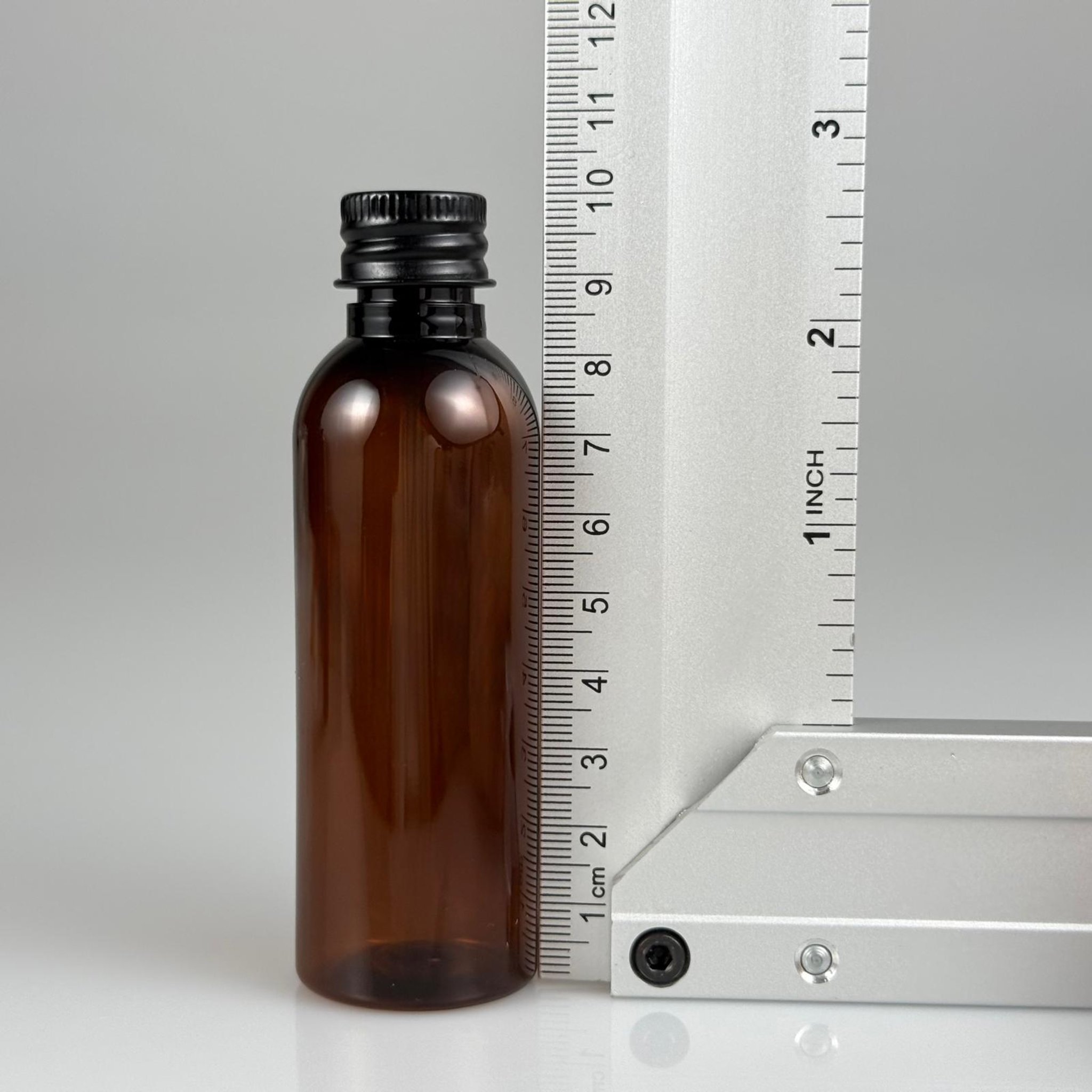 50 CC AMBER SİLİNDİR UZUN MODEL PET ŞİŞE + KÖPÜK CONTALI SİYAH ALÜMİNYUM METAL KAPAKLI + DAMLALIKLI KOLONYA TIPALI TAKIM - 50 ML KAHVERENGİ PLASTİK ŞİŞE