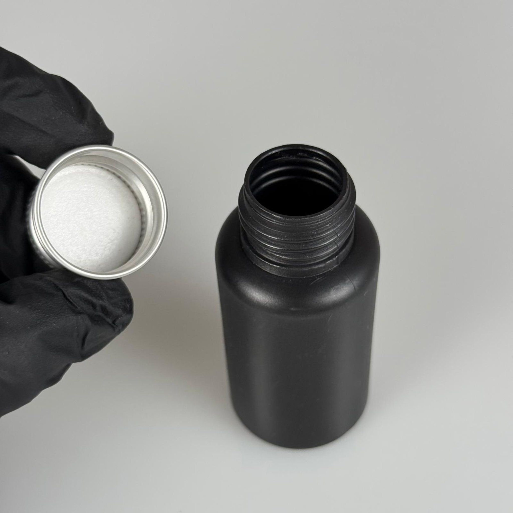 50 CC SİYAH POLİETİLEN PLASTİK ASETON ŞİŞESİ ( 24 AĞIZ ) + KÖPÜK CONTALI GÜMÜŞ METAL ALÜMİNYUM KAPAK TAKIM - 50 ML KAPAKLI SİYAH PLASTİK ŞİŞELER