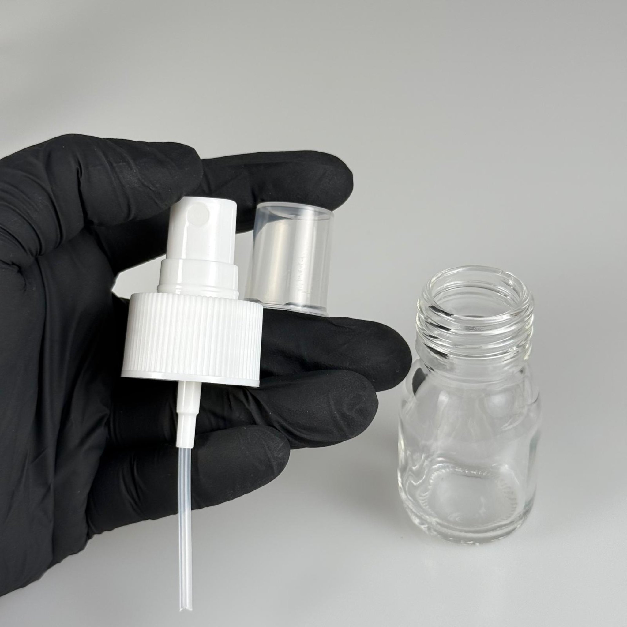 30 CC GENİŞ AĞIZLI ŞEFFAF CAM ŞİŞE BEYAZ SPREYLİ TAKIM - 30 ML ŞEFFAF ŞURUP ECZA ŞİŞESİ - MİKROPLARDAN KORUNMASI İÇİN İLAÇLANMIŞTIR, SUYA TUTUNCA ŞEFFAF RENGİ ALIR