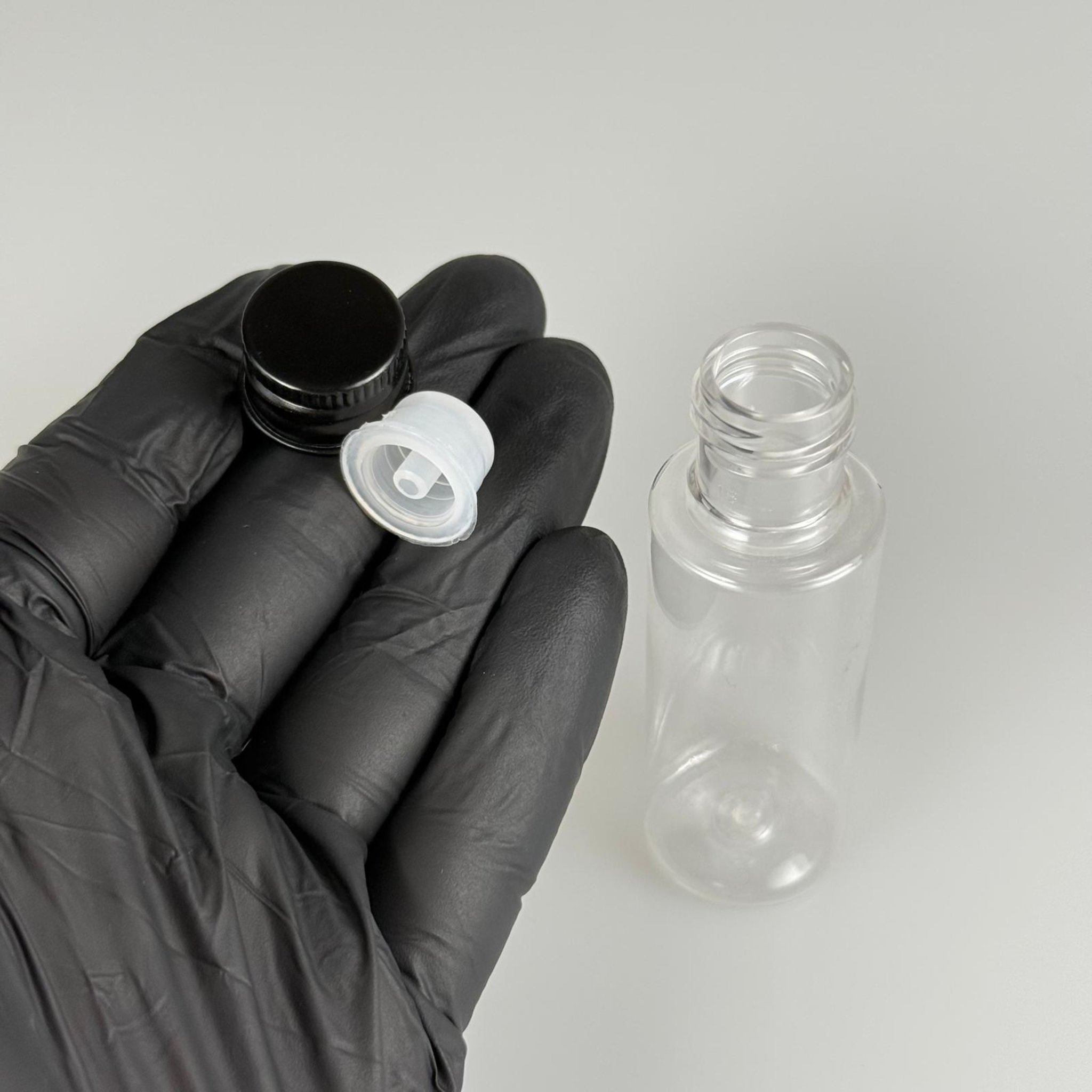 30 CC ŞEFFAF SİLİNDİR UZUN MODEL PET ŞİŞE + KÖPÜK CONTALI SİYAH ALÜMİNYUM METAL KAPAKLI + DAMLALIKLI KOLONYA TIPALI TAKIM - 30 ML PLASTİK ŞİŞE