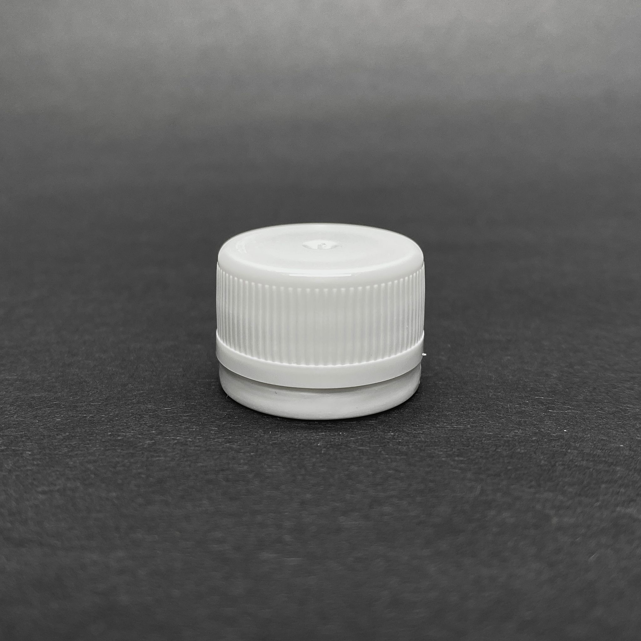 18 MM KİLİTLİ KAPAK BEYAZ (PET SHOT ŞİŞESİ İÇİN)
