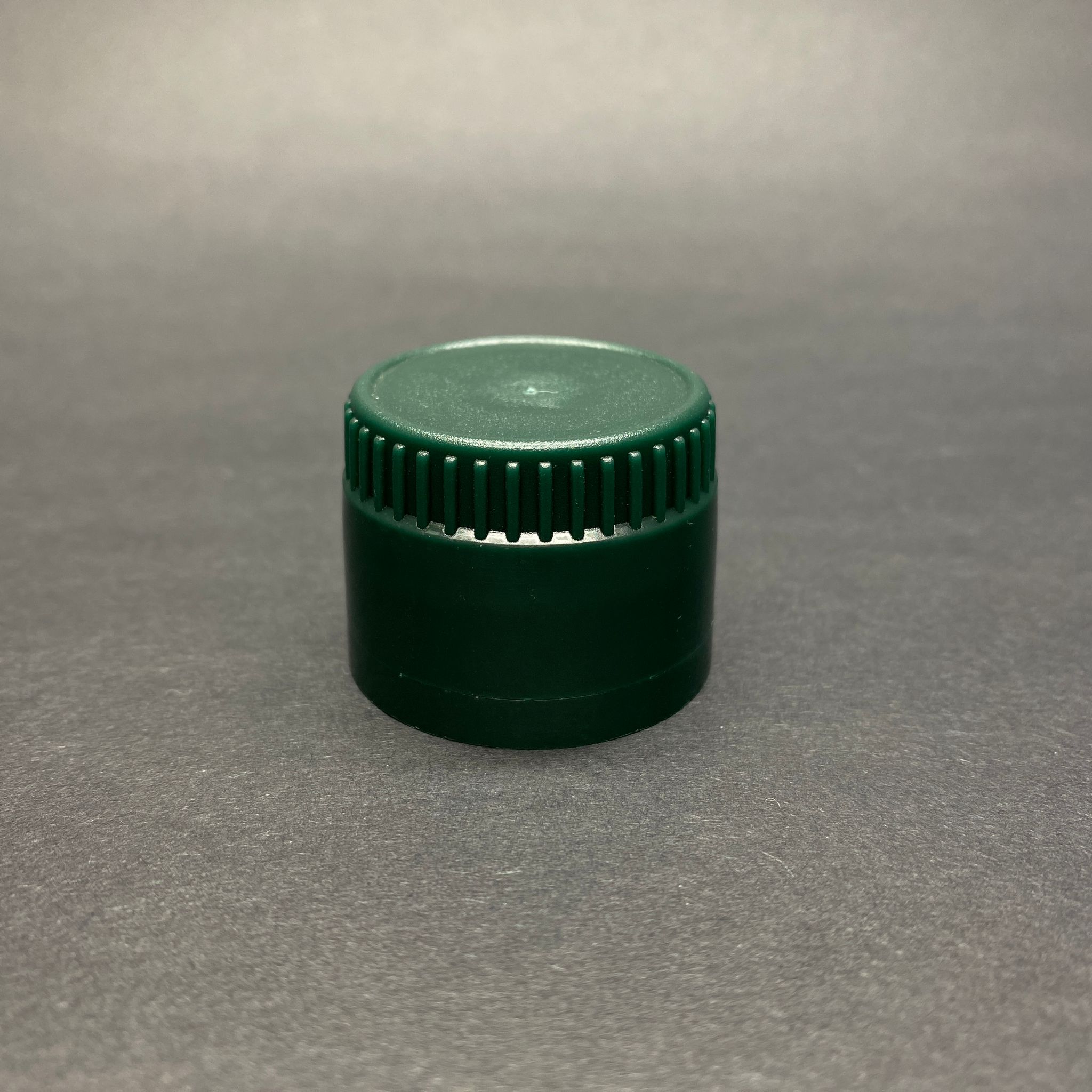 31 MM VİDALI KİLİTLİ YEŞİL PLASTİK KAPAK - AKITICILI (ZEYTİNYAĞ KAPAK - AKITICILI) - 31,5/24 DROP STOP PLASTİK KAPAK