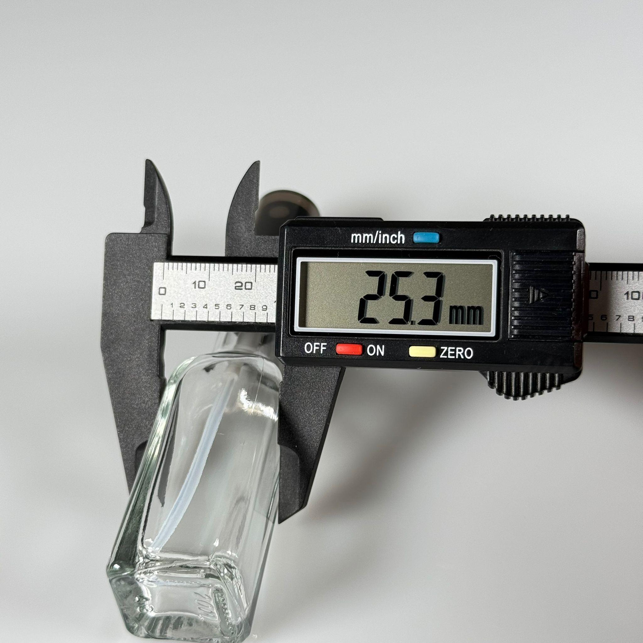 20 CC MARASKA KÖŞELİ SPREYLİ CAM ŞİŞE  - 20 ml kare cam şişe siyah fısfıslı