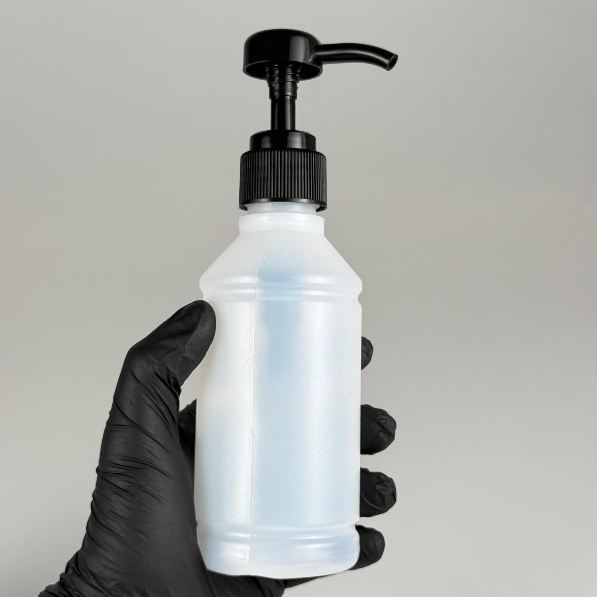 250 CC POLİETİLEN YARI SAYDAM MODEL ŞİŞE - SİYAH DOZAJ POMPALI (HER BASMADA 4 CC SIVI ATAR)  - 250 ML POMPALI ŞİŞE - ŞURUP, ŞAMPUAN, KREM GİBİ YOĞUN KIVAMLI SIVILARDA KULLANILIR