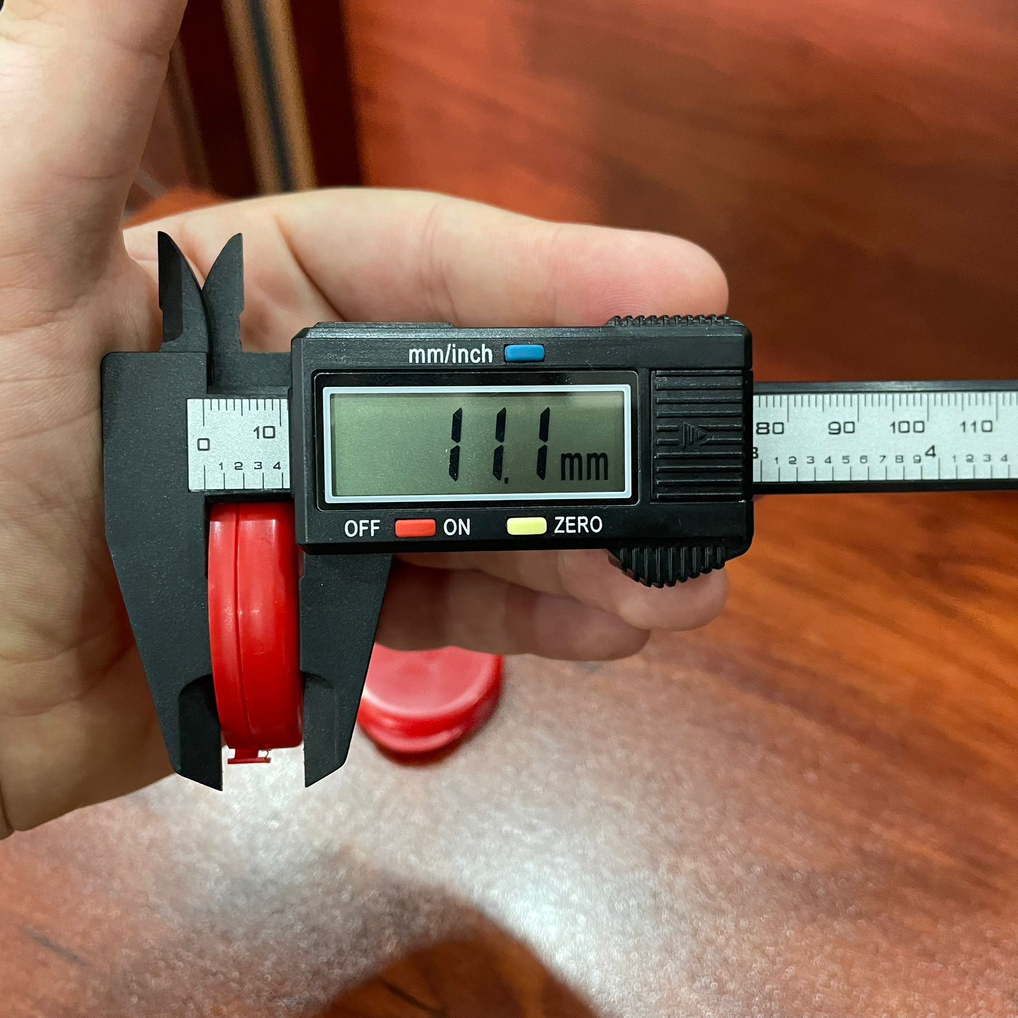 44/11 MM PLASTİK AYRAN KAPAĞI KIRMIZI KİLİTLİ YIRTMAÇLI GEÇMELİ KAPAK - CAM SÜT ŞİŞESİ KAPAĞI - CAM AYRAN ŞİŞESİ KAPAK