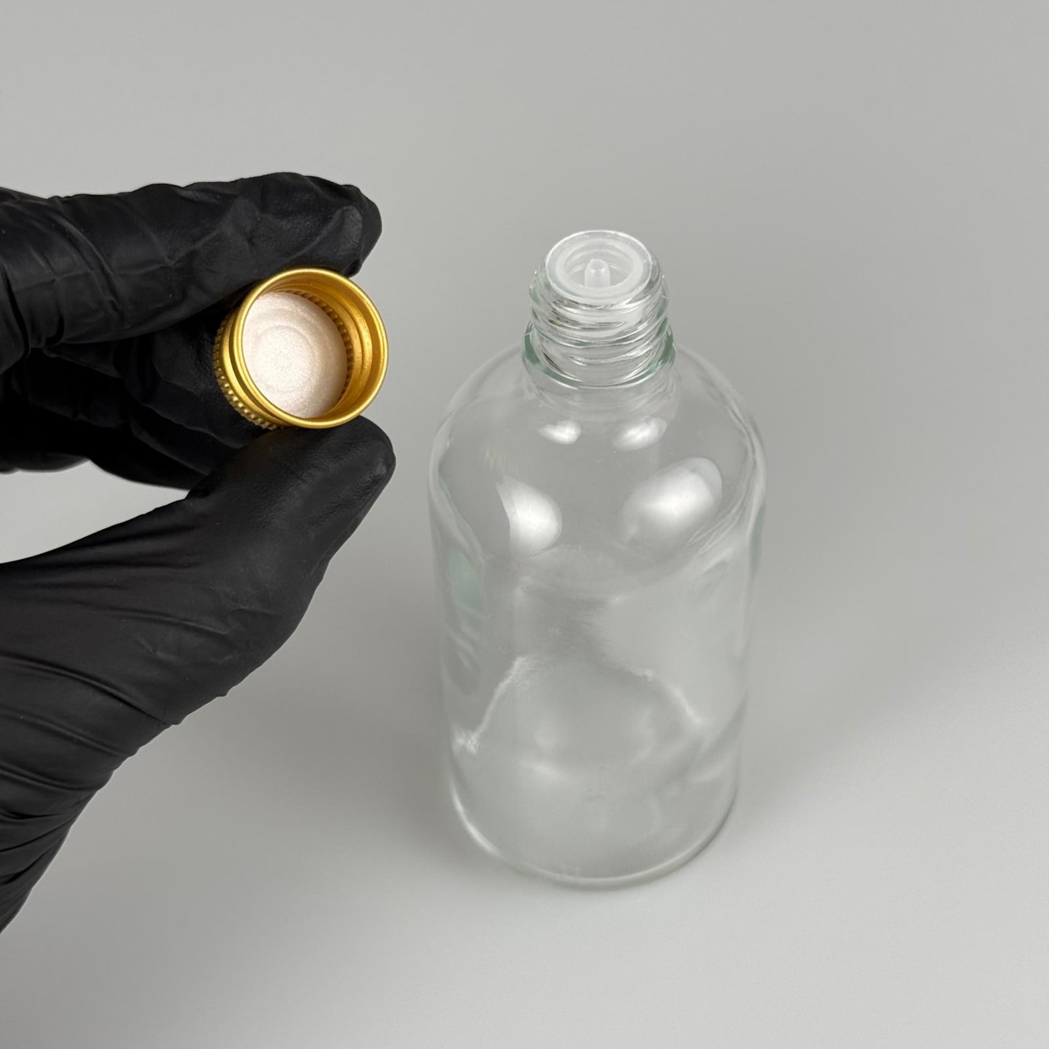 100 CC ŞEFFAF CAM ŞİŞE + KÖPÜK CONTALI GOLD ALÜMİNYUM METAL KAPAKLI + DAMLALIKLI KOLONYA TIPALI TAKIM - 100 ML ŞEFFAF CAM ŞİŞE