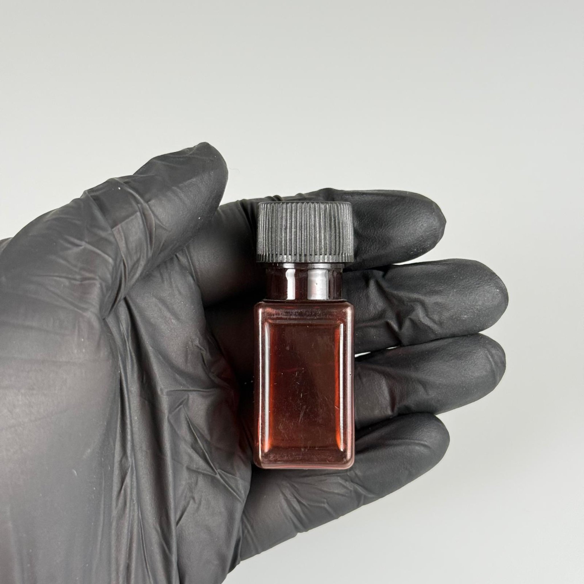 10 CC İÇTEN DAMLALIKLI PLASTİK KARE ŞİŞE -  10 ML AMBER KAHVERENGİ PET ŞİŞE + CONTALI SİYAH KAPAK + KOLONYA TIPALI (DELEREK KULLANILIR) TAKIM