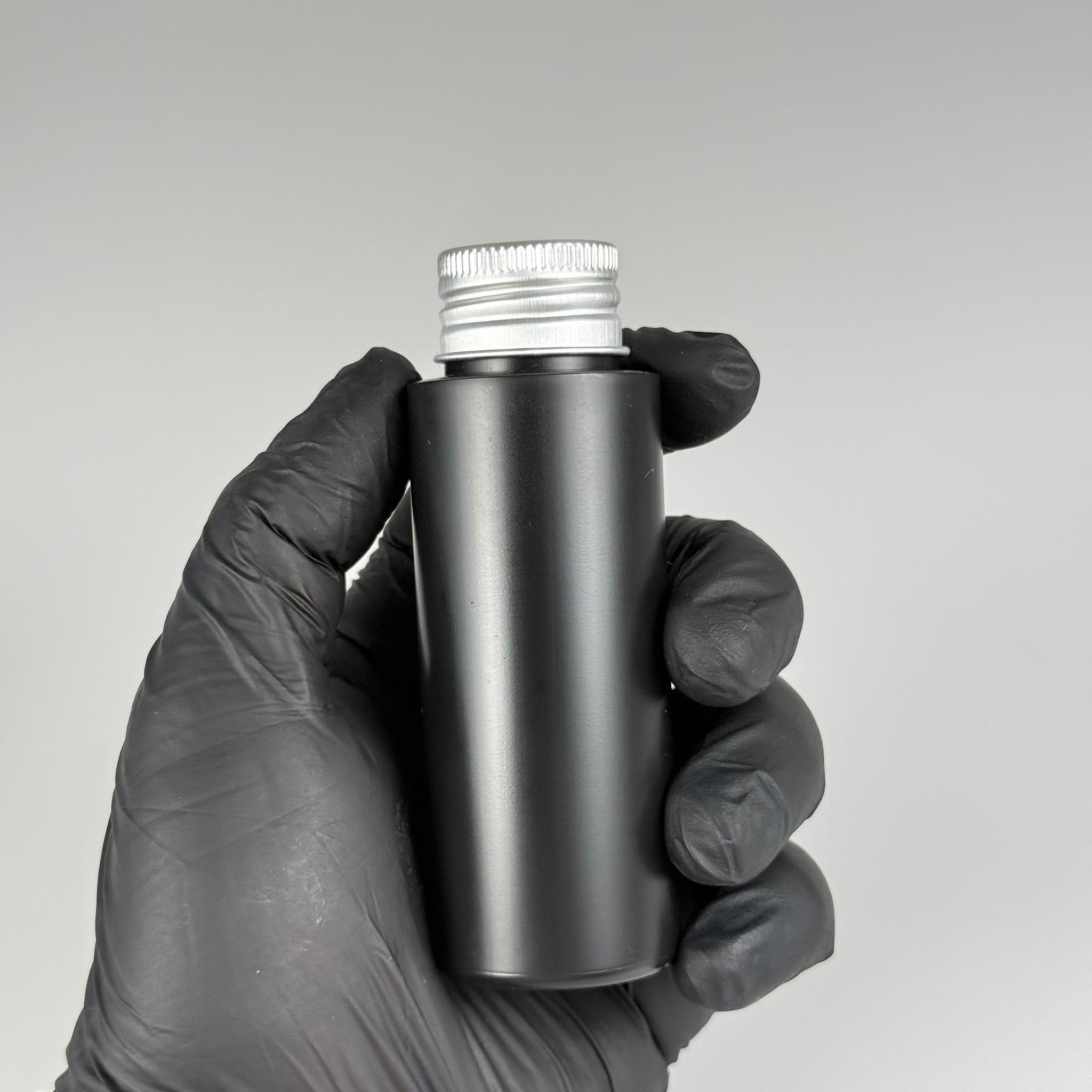 50 CC SİYAH POLİETİLEN PLASTİK ASETON ŞİŞESİ ( 24 AĞIZ ) + KÖPÜK CONTALI GÜMÜŞ METAL ALÜMİNYUM KAPAK TAKIM - 50 ML KAPAKLI SİYAH PLASTİK ŞİŞELER