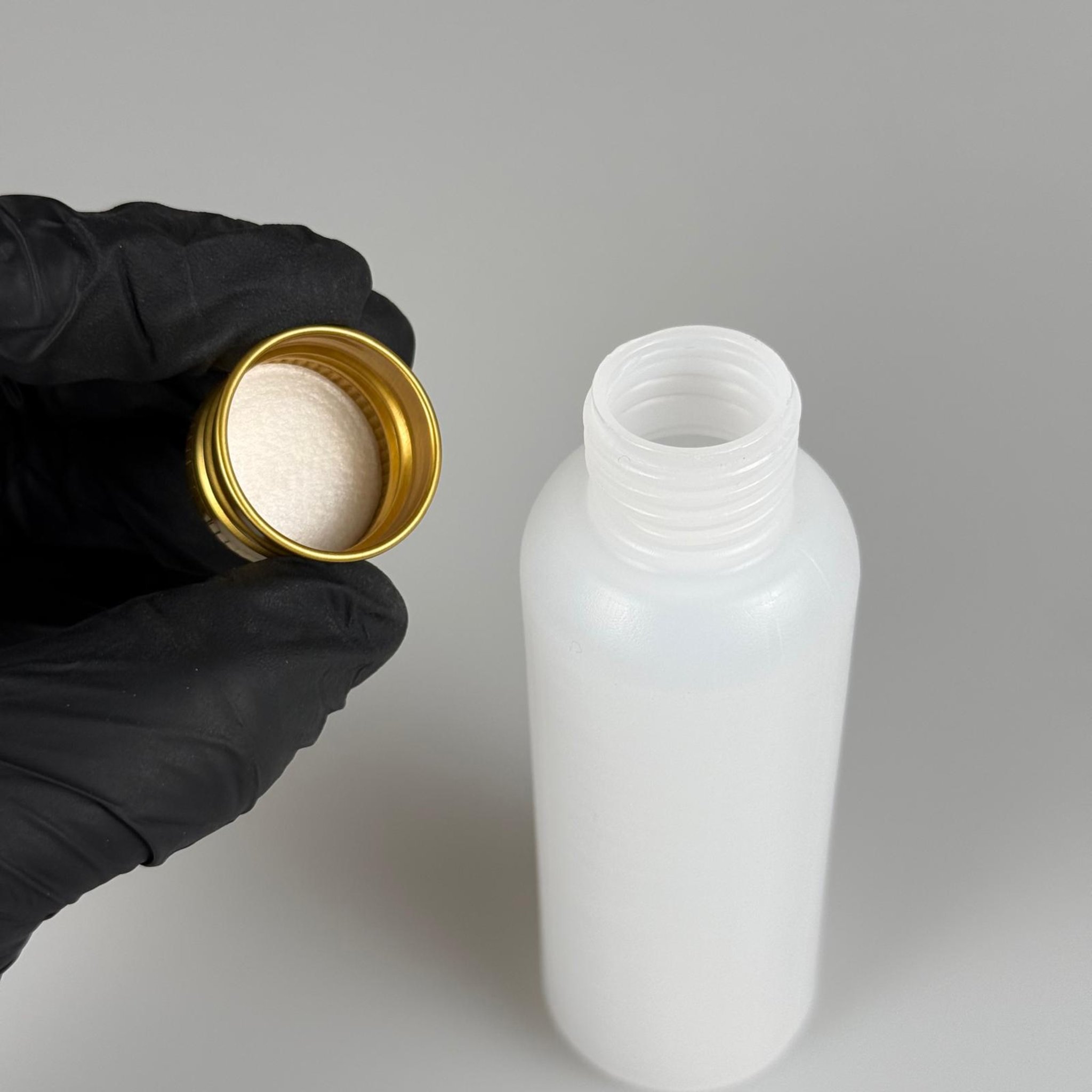 100 CC NATÜREL SERT POLİETİLEN ASETON ŞİŞESİ ( 24 MM ) + KÖPÜK CONTALI GOLD METAL ALÜMİNYUM KAPAKLI TAKIM - 100 ML KAPAKLI PLASTİK ASETON ŞİŞELERİ