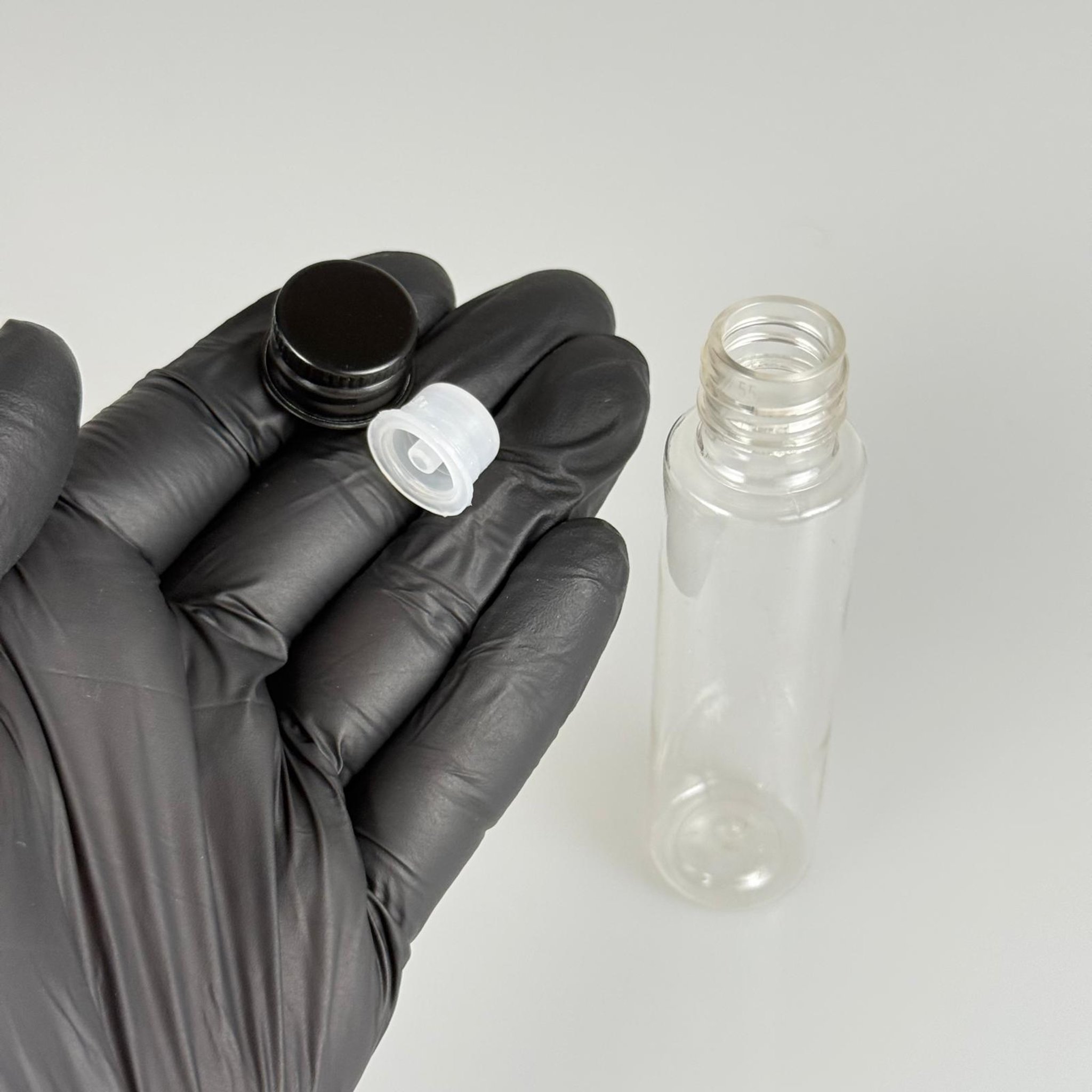 35 CC PET ŞİŞE - KÖPÜK CONTALI SİYAH ALÜMİNYUM METAL KAPAKLI + DAMLALIKLI KOLONYA TIPALI TAKIM - 35 ML ŞEFFAF PET ŞİŞE