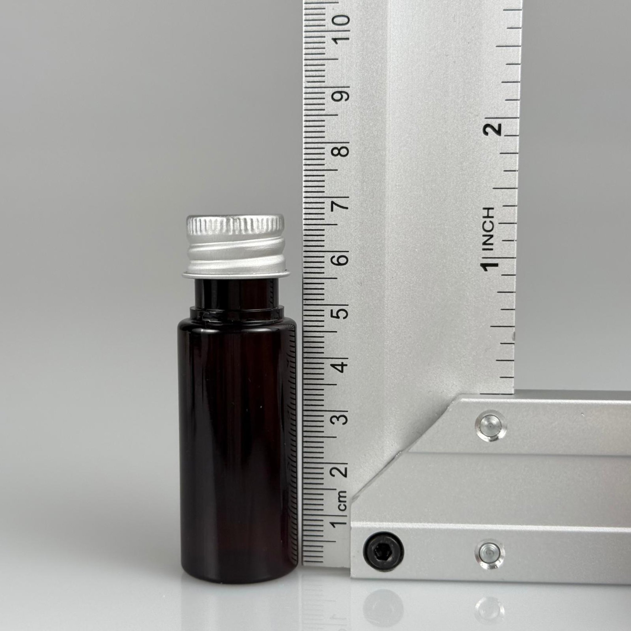 15 CC AMBER SİLİNDİR PET ŞİŞE + KÖPÜK CONTALI GÜMÜŞ ALÜMİNYUM METAL KAPAKLI + DAMLALIKLI KOLONYA TIPALI TAKIML - 15 ML KAHVERENGİ PET ŞİŞE