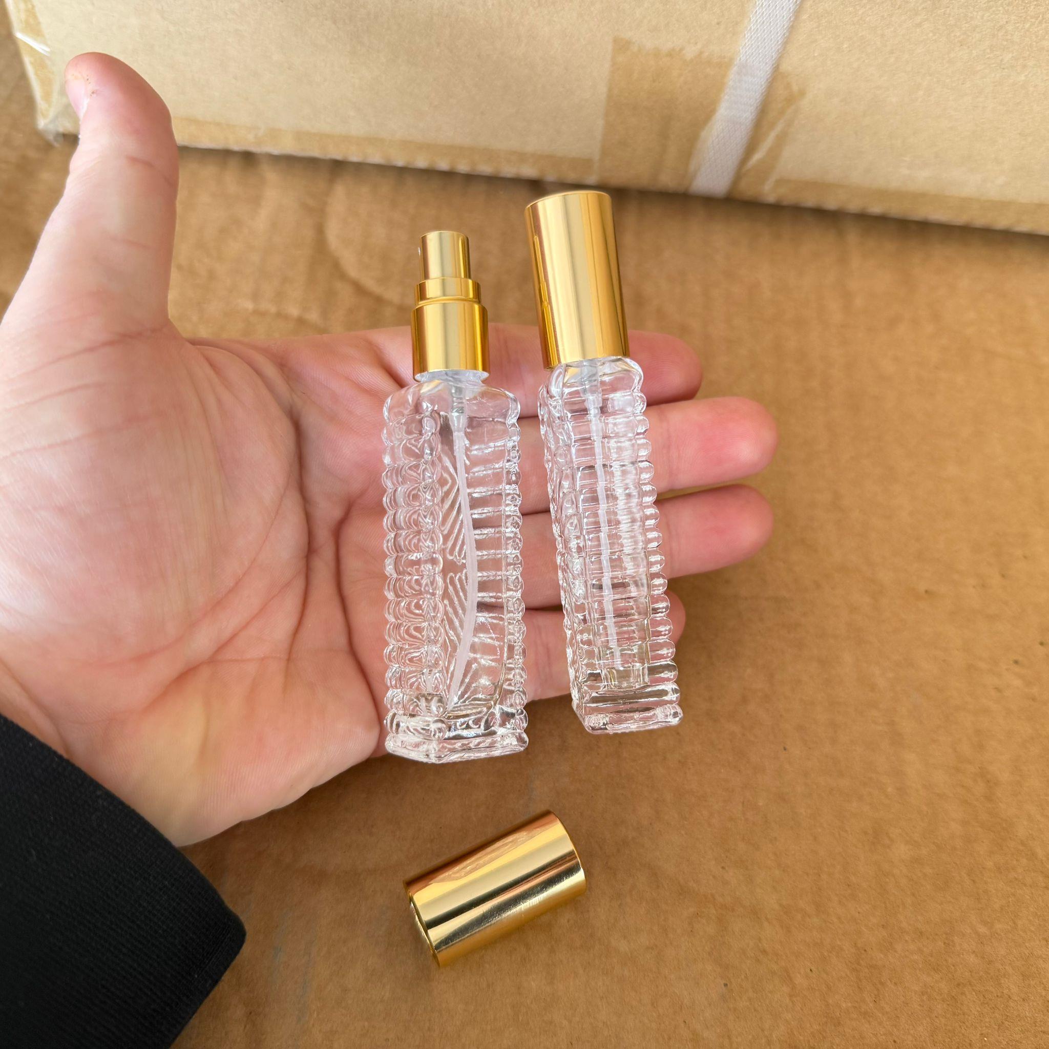 10 CC KARE KÖŞELİ DESENLİ TESTER PARFÜM ŞİŞESİ - CAM KALEM PARFÜM ŞİŞESİ GOLD METAL SPREYLİ KAPAKLI TAKIM - 10 ML CAM TÜP PARFÜM ŞİŞESİ - VİDALI SPREY VALF TEKRAR DOLDURULABİLİR - HEDİYELİK CAM KOLONYA ŞİŞESİ - DÜĞÜN, NİŞAN, SÖZ, KINA, CENAZE, PROMOSYON İÇİN HEDİYELİK KOLONYA ŞİŞELERİ