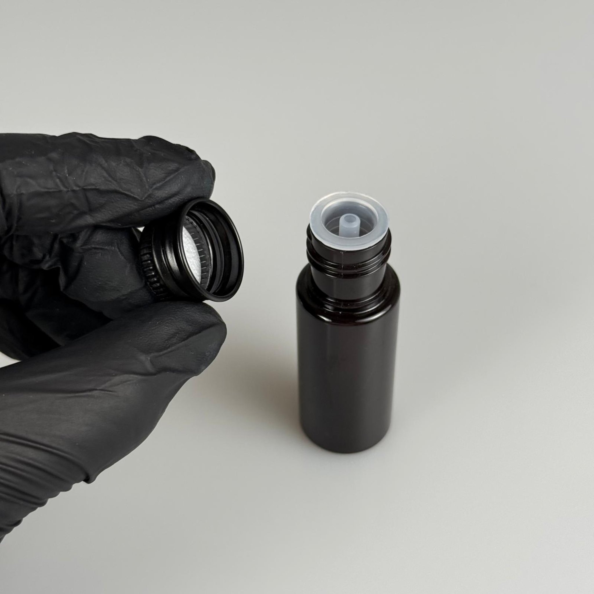 15 CC AMBER SİLİNDİR PET ŞİŞE + KÖPÜK CONTALI SİYAH ALÜMİNYUM METAL KAPAKLI + DAMLALIKLI KOLONYA TIPALI TAKIML - 15 ML KAHVERENGİ PET ŞİŞE