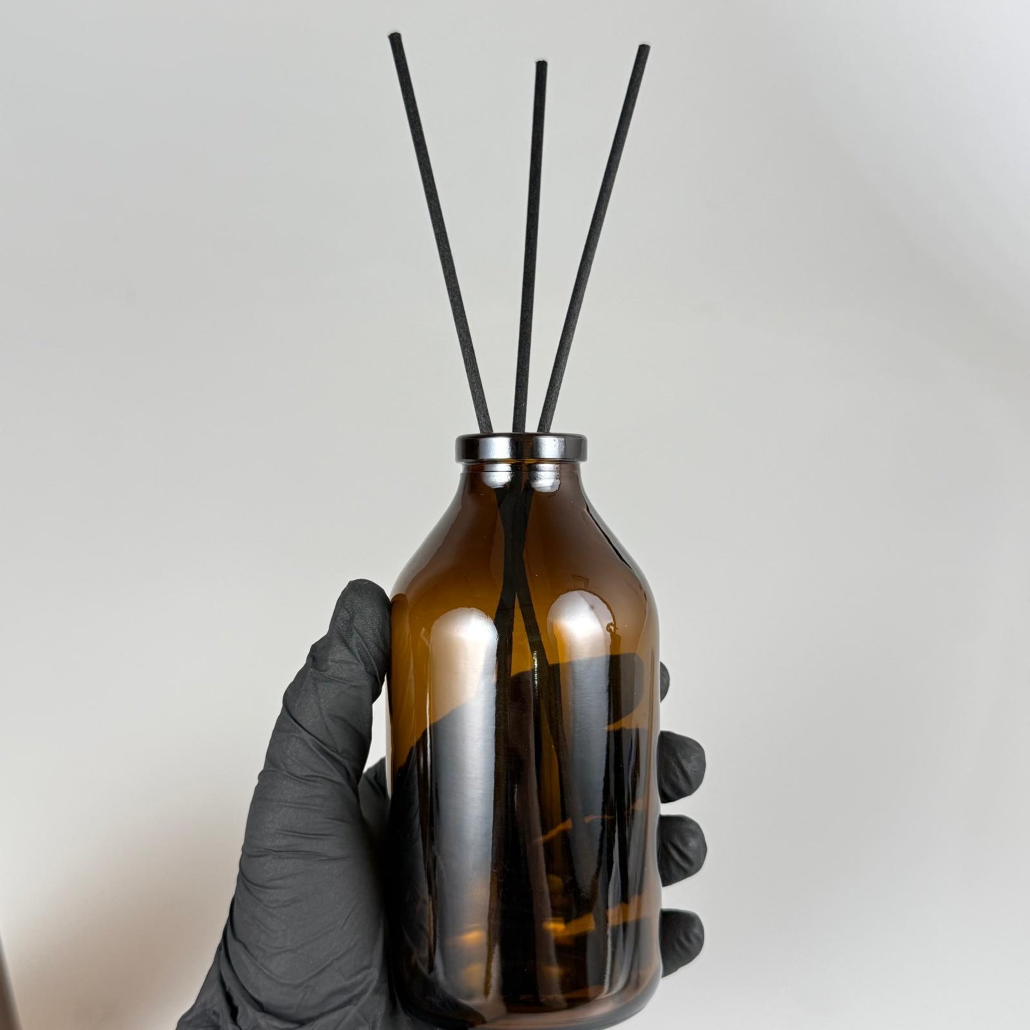 DİFFUSER BAMBU ODA KOKUSU ŞEŞELERİ - 250 CC AMBER KAHVERENGİ SERUM ŞİŞE + KAUÇUK BUTİL TAPA (32 AĞIZ) + EMNİYET BANDI (ISI TABANCASI İLE UYGULANIR) + 3 ADET SİYAH (24 CM) FİBER BAMBU ÇUBUK