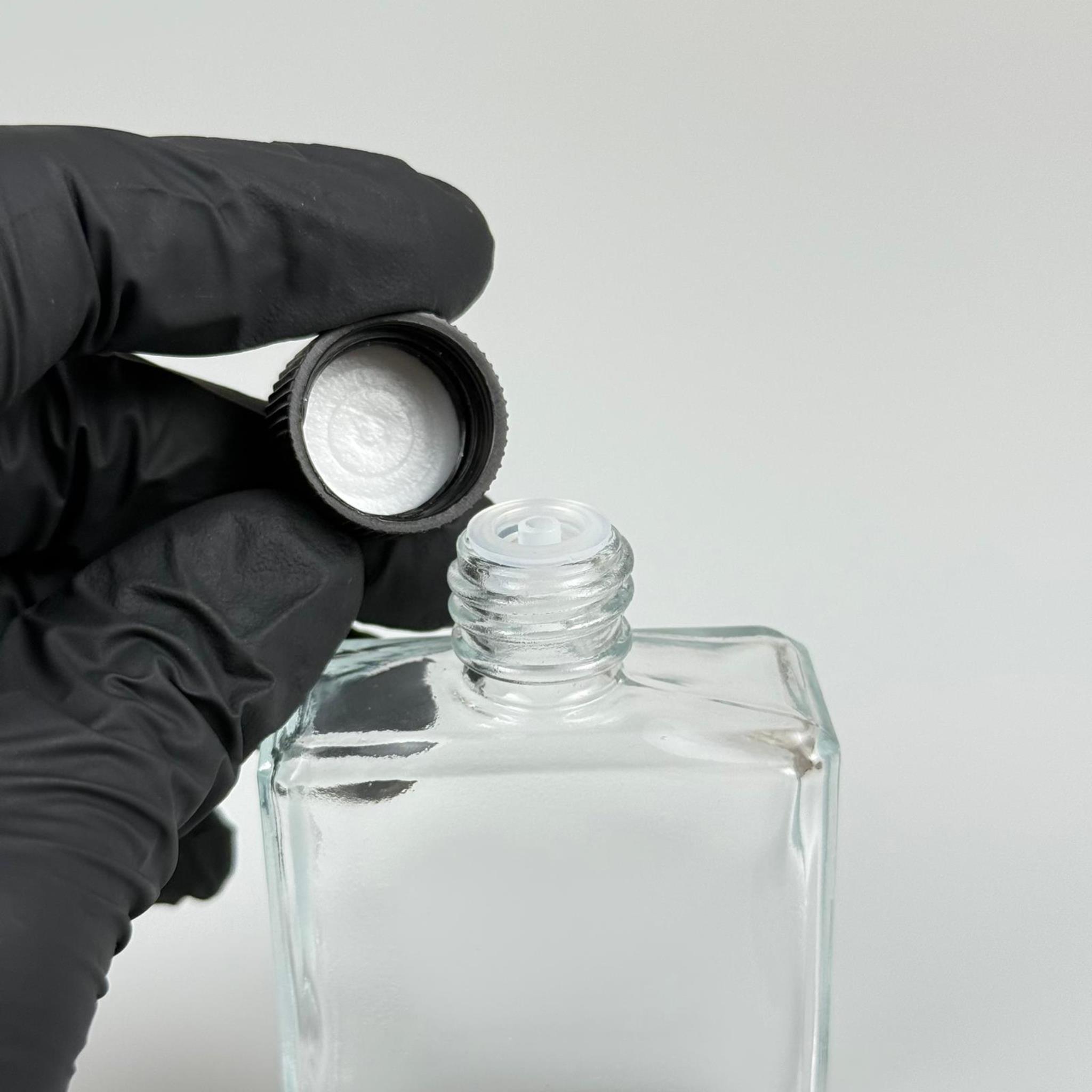 40 CC YASSI DİKDÖRTGEN KÖŞELİ KISA CAM ŞİŞE - SİYAH PLASTİK KAPAKLI KOLONYA TIPALI - 40 ML PRESTİJLİ ŞİŞE