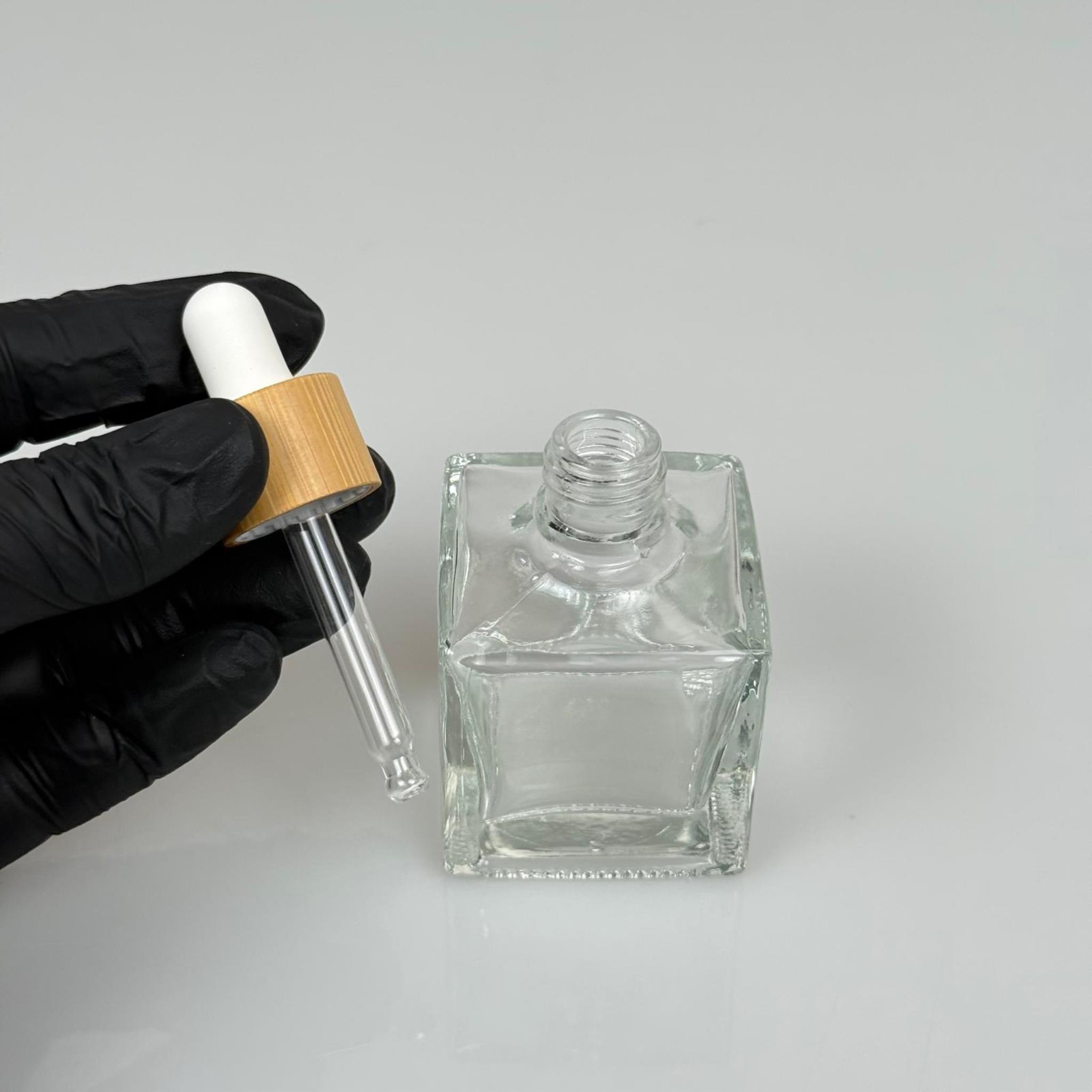 50 CC KARE KÖŞELİ CAM DAMLALIKLI ŞİŞE - BEYAZ EMZİK - BAMBU AHŞAP KAPAK - 50 ML BAMBU KAPAKLI DAMLALIKLI CAM ŞİŞE