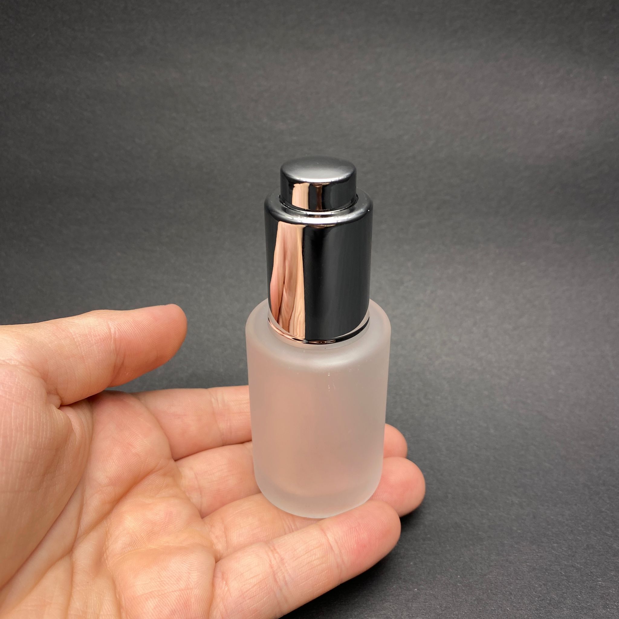 30 CC OMUZLU BUZLU CAM ŞİŞE - LÜX GÜMÜŞ BASMALI CAM DAMLALIKLI TAKIM (DAMLALIĞIN İÇİNDE SIZDIRMAZ CONTA MEVCUTTUR) - 30 ML KÜT BOYUNLU CAM SERUM ŞİŞESİ