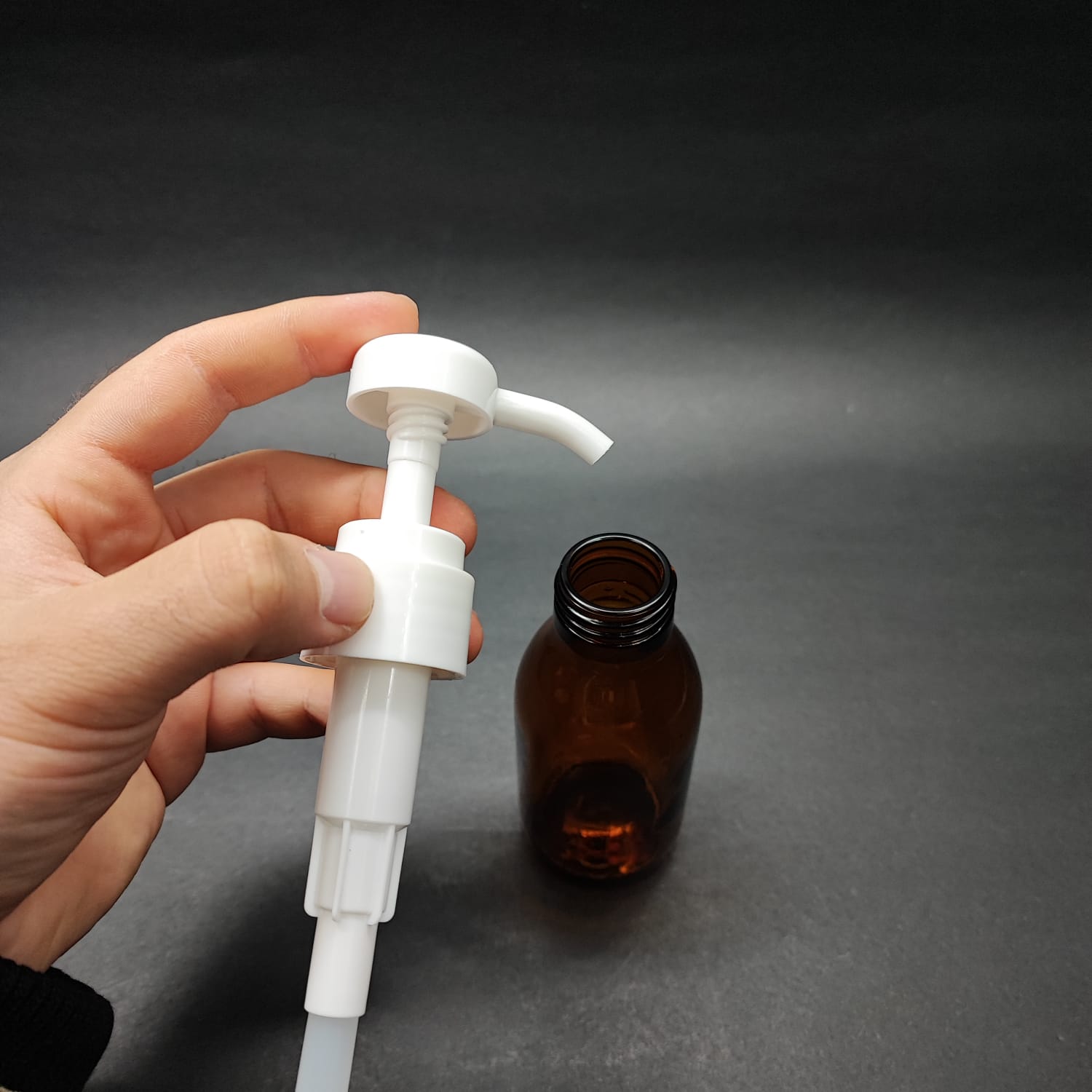 100 CC AMBER CAM ŞİŞE + BEYAZ DOZAJ POMPALI (HER BASMADA 4 CC SIVI ATAR)  - 100 ML POMPALI ŞİŞE - ŞURUP, ŞAMPUAN, KREM GİBİ YOĞUN KIVAMLI SIVILARDA KULLANILIR