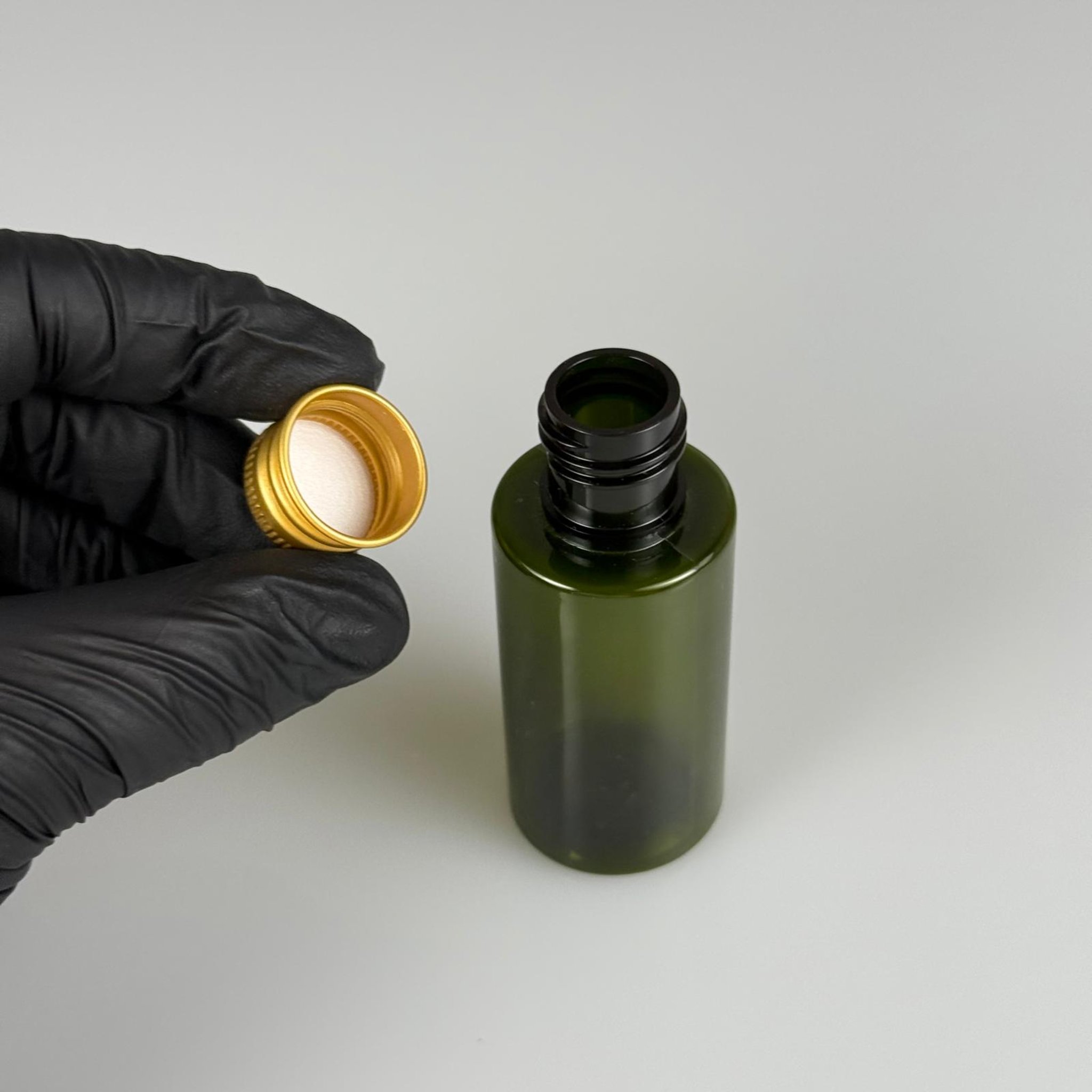 35 CC  SİLİNDİR YEŞİL PET ŞİŞE + KÖPÜK CONTALI GOLD ALÜMİNYUM METAL KAPAKLI TAKIM - 35 ML PLASTİK ŞİŞE