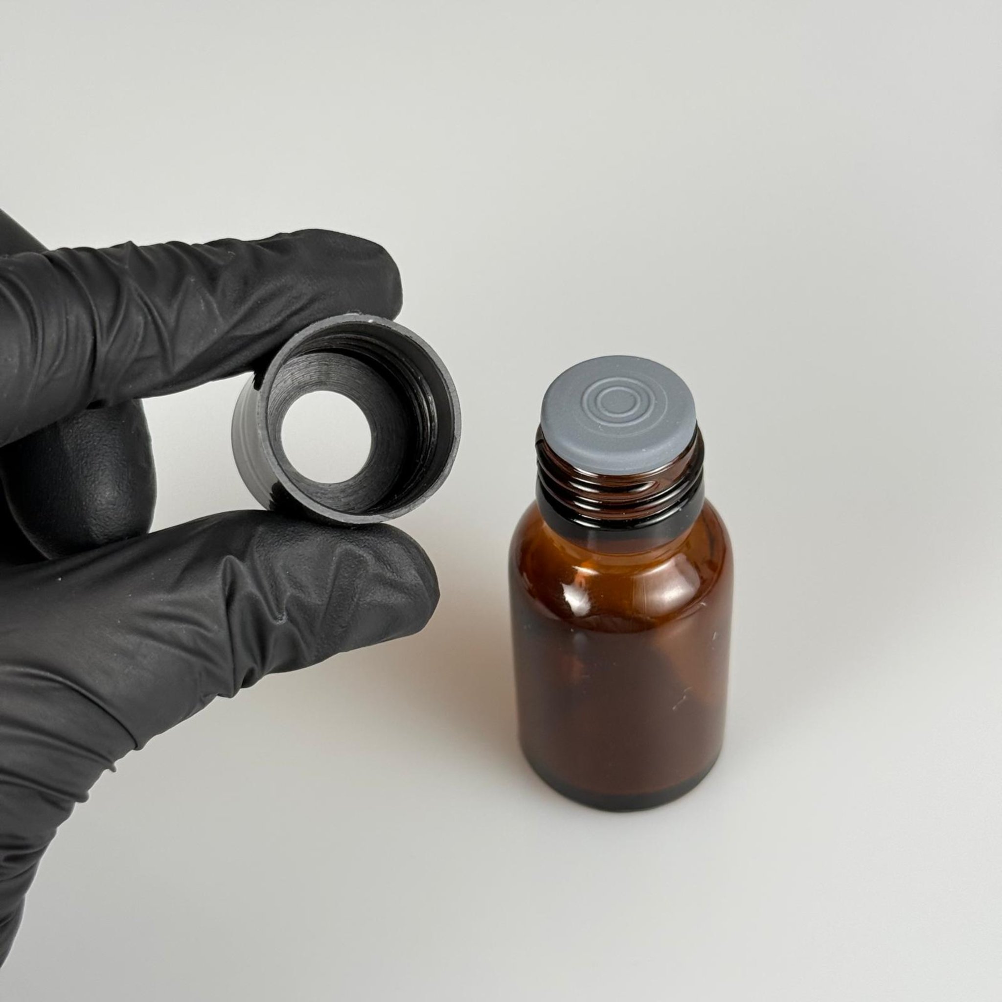 FLAKON ENJEKTÖR SERUM ŞİŞESİ - 20 ML AMBER ECZA CAM ŞİŞE + VİDALI DELİKLİ KAPAK (ELLE ÇEVİREREK KAPANIR) + KAUÇUK BUTİL TIPA TAKIM