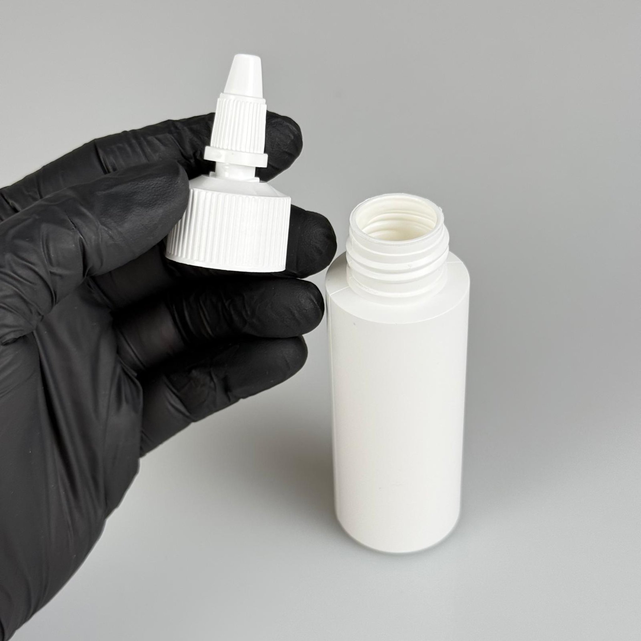 YAĞ, SOS, ACI SOS, SİRKE, SRIRACHA, MÜREKKEP, TUTKAL AKITICI VB BOŞ ŞİŞELERİ - BEYAZ SİVRİ TWİST AKITICI KAPAK + 50 ML BEYAZ POLİETİLEN PLASTİK ŞİŞE TAKIM