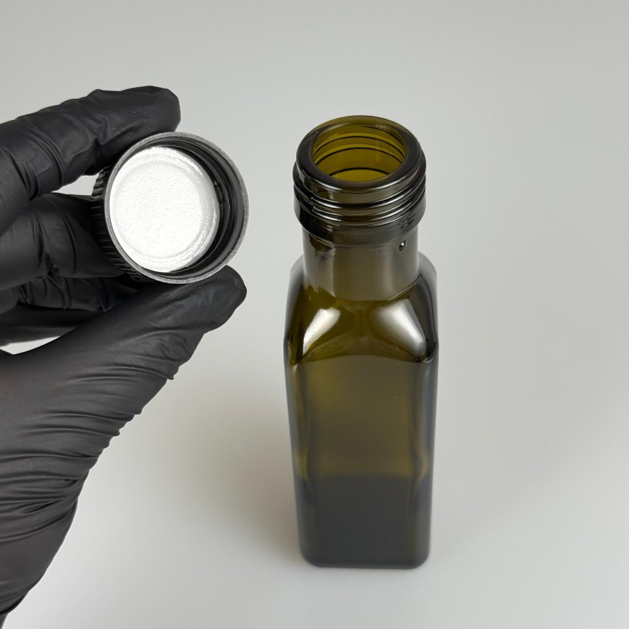 100 CC MARASKA CAM ŞİŞE KOYU YEŞİL (31 MM AĞIZ) - CONTALI SİYAH KAPAKLI - 100 ML KÖŞELİ KARE MARASCA YAĞ VE SOS ŞİŞELERİ
