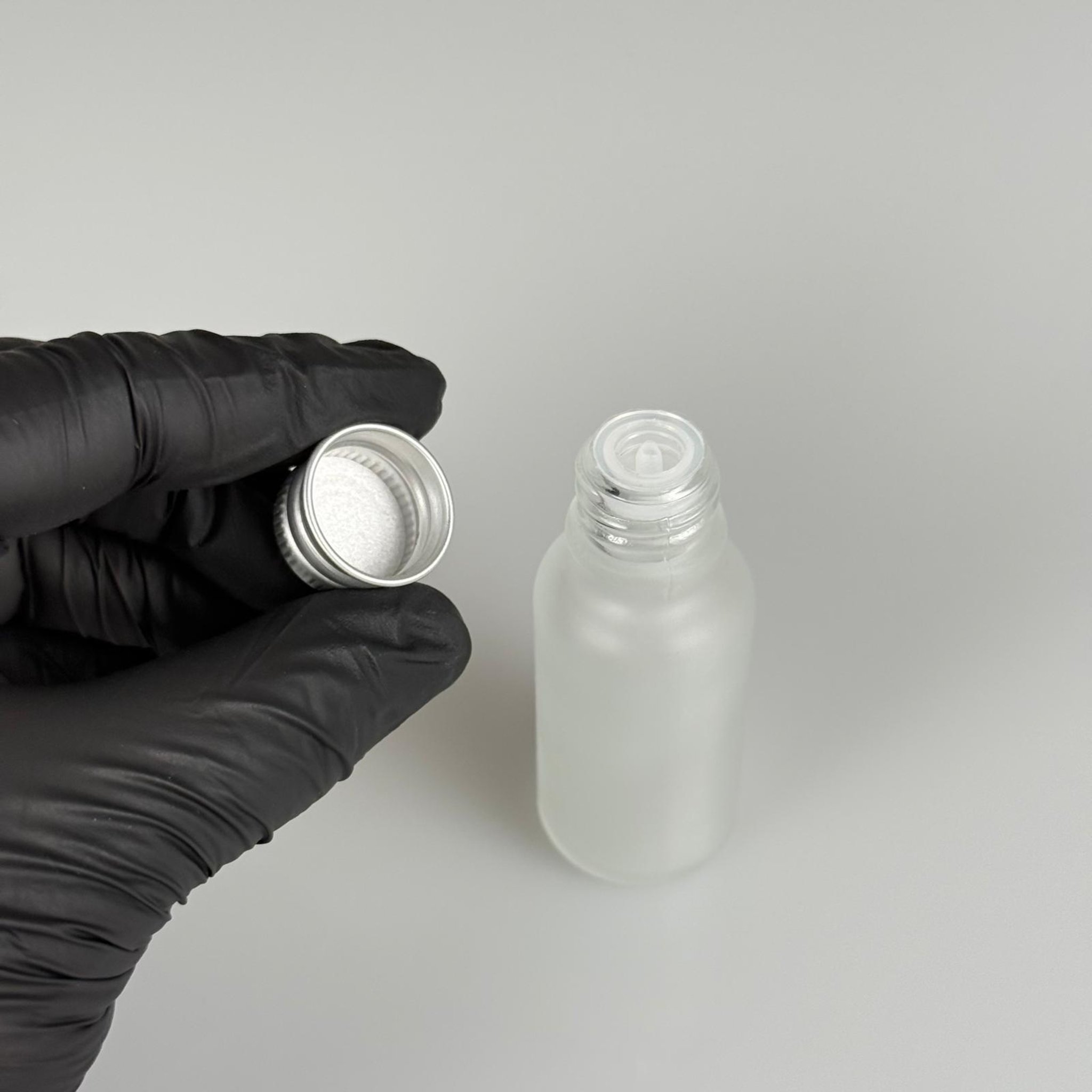 20 CC BUZLU CAM ŞİŞE + KÖPÜK CONTALI GÜMÜŞ ALÜMİNYUM METAL KAPAKLI + DAMLALIKLI KOLONYA TIPALI TAKIM - 20 ML BUZLU CAM ŞİŞE