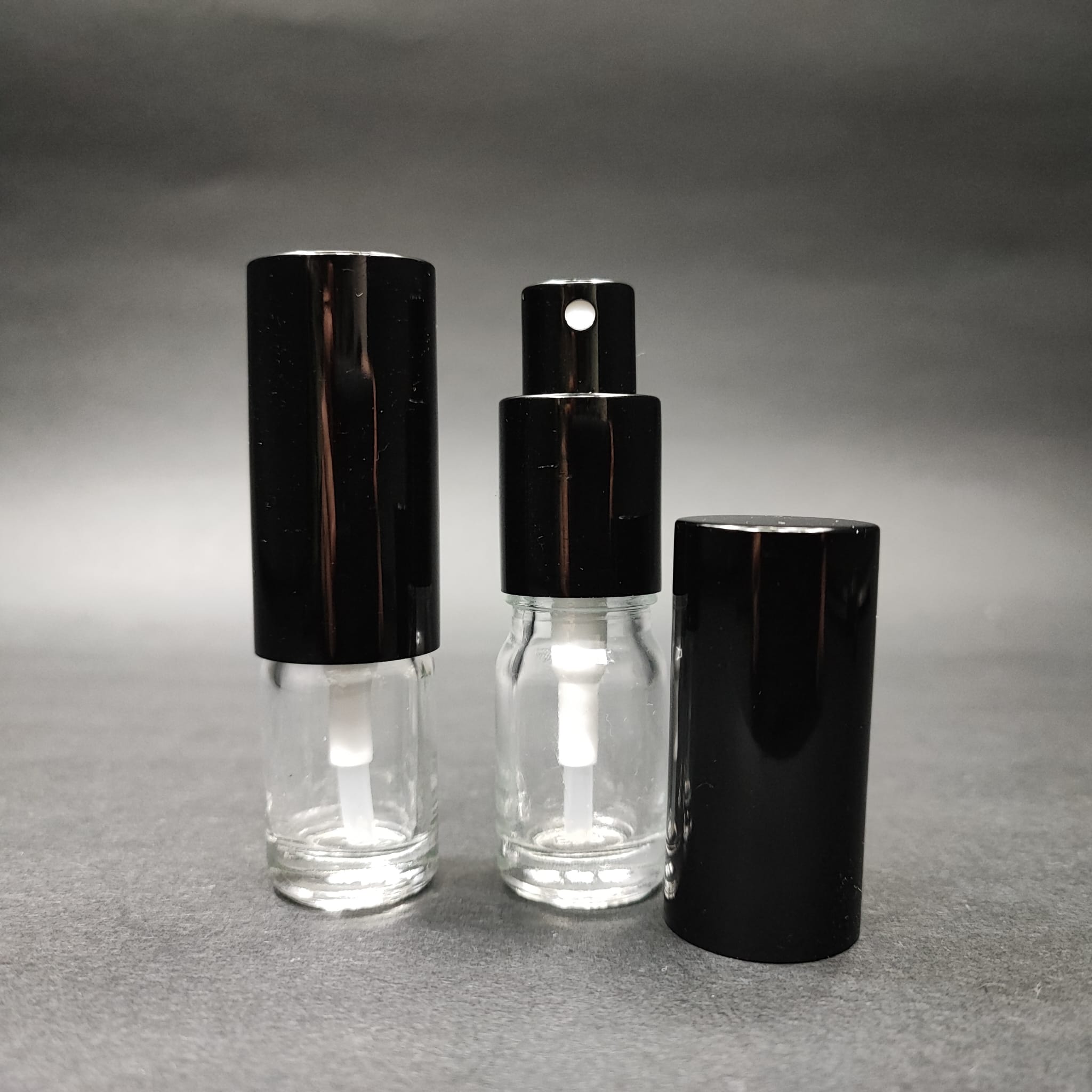 5 ML LÜKS VİDALI VALF ÇEVİRME PARFÜM ŞİŞELERİ - 5 CC ŞEFFAF CAM ŞİŞE - SİYAH METAL SPREYLİ KAPAKLI SET