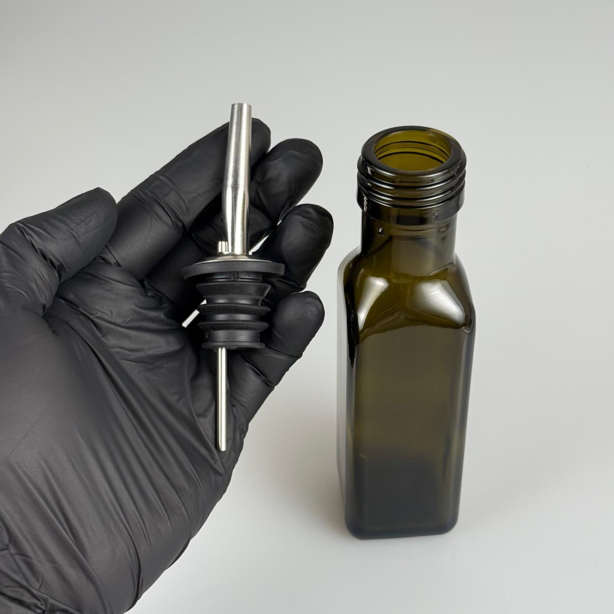 100 CC MARASKA CAM ŞİŞE KOYU YEŞİL (31 MM AĞIZ) - ÇELİK YAĞDANLIK TIPALI - 100 ML KÖŞELİ KARE MARASCA YAĞ VE SOS ŞİŞELERİ