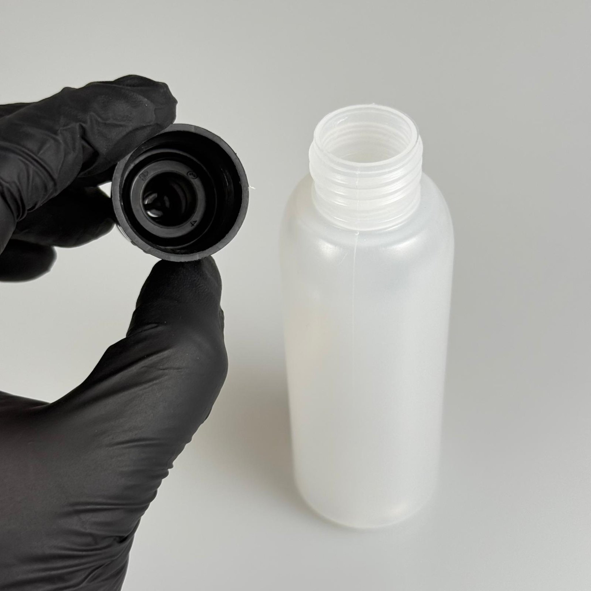 100 ML SIKILABİLİR YUMUŞAK PE POLİETİLEN PLASTİK ŞİŞE - SİYAH PUSHPULL ŞAMPUAN KAPAKLI - 100 cc sos, yağ, kartuş, mürekkep vb için boş şişeler