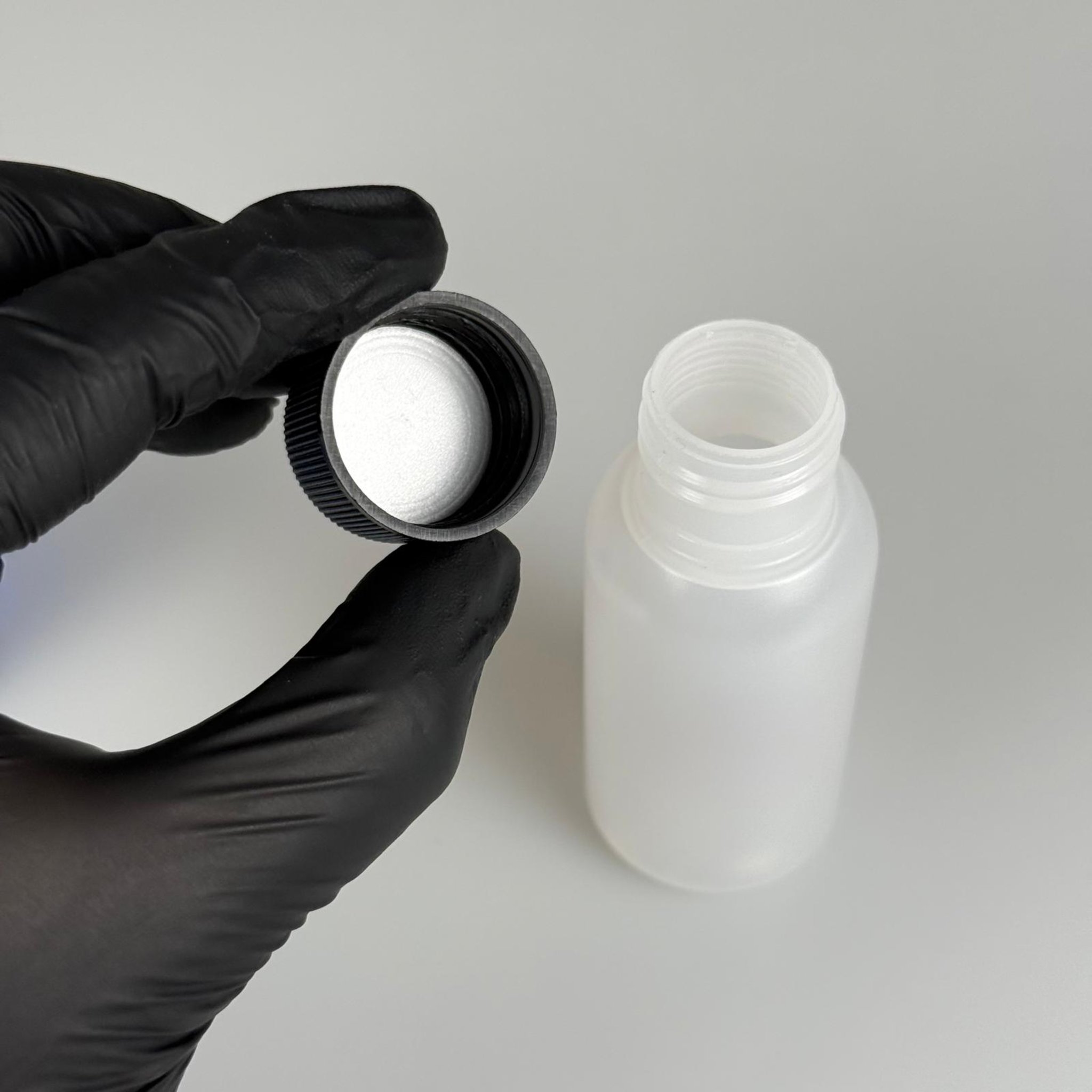 50 ML SIKILABİLİR YUMUŞAK POLİETİLEN PE PLASTİK ŞİŞE - CONTALI SİYAH KAPAKLI - 50 cc sos, yağ, kartuş, mürekkep vb için boş şişeler