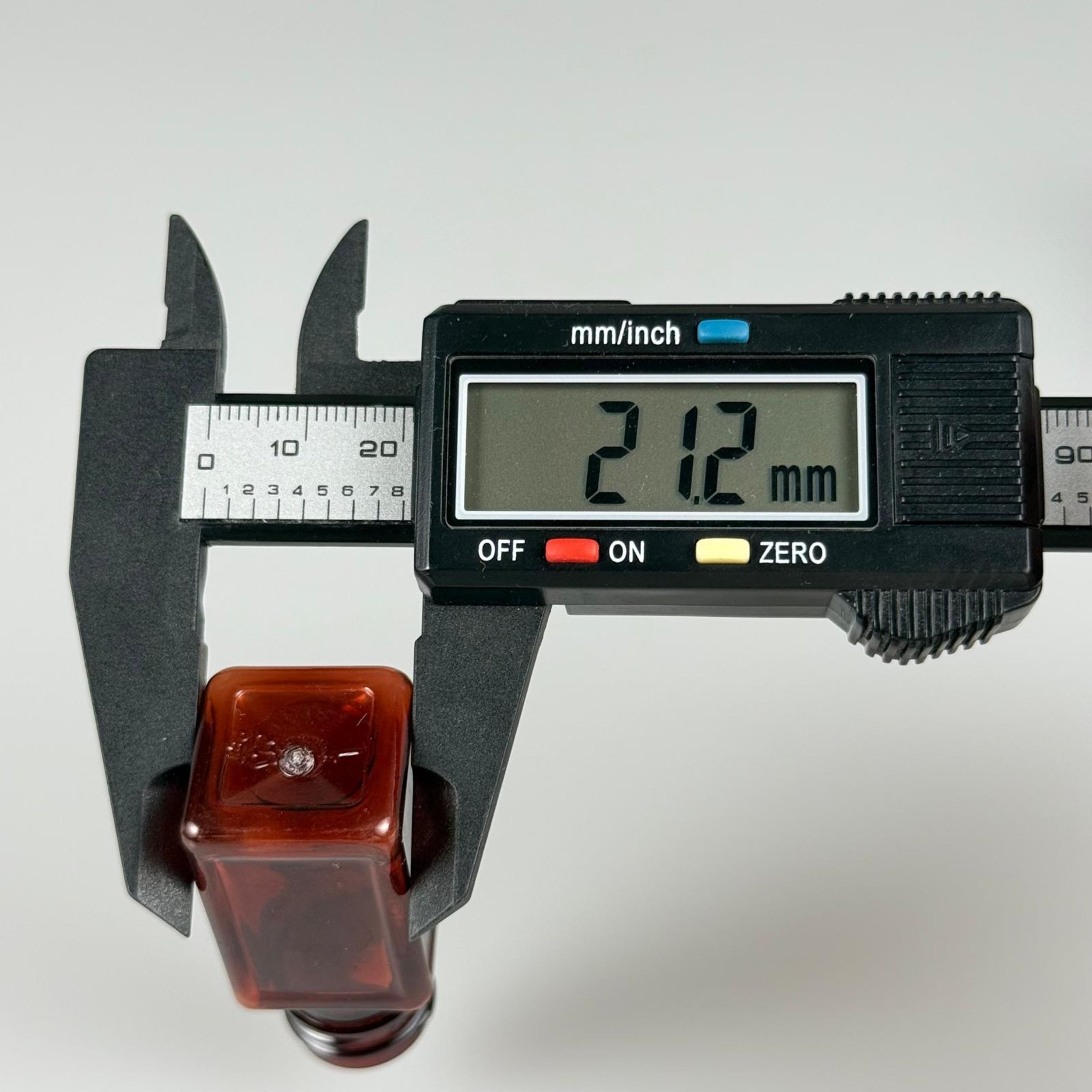 10 CC AMBER KARE PET SHOT ŞİŞE - KÖPÜK CONTALI GÜÜMŞ ALÜMİNYUM METAL KAPAKLI + DAMLALIKLI KOLONYA TIPALI TAKIM - 10 ML KAHVERENGİ PLASTİK ŞİŞE
