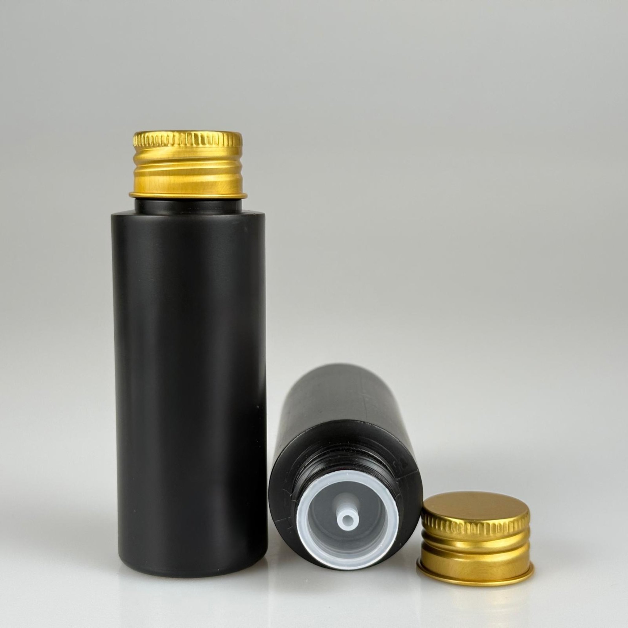 50 CC SİYAH POLİETİLEN PLASTİK ASETON ŞİŞESİ ( 24 AĞIZ ) + KÖPÜK CONTALI GOLD METAL ALÜMİNYUM KAPAK + KOLONYA TIPALI TAKIM - 50 ML KAPAKLI SİYAH PLASTİK ŞİŞELER