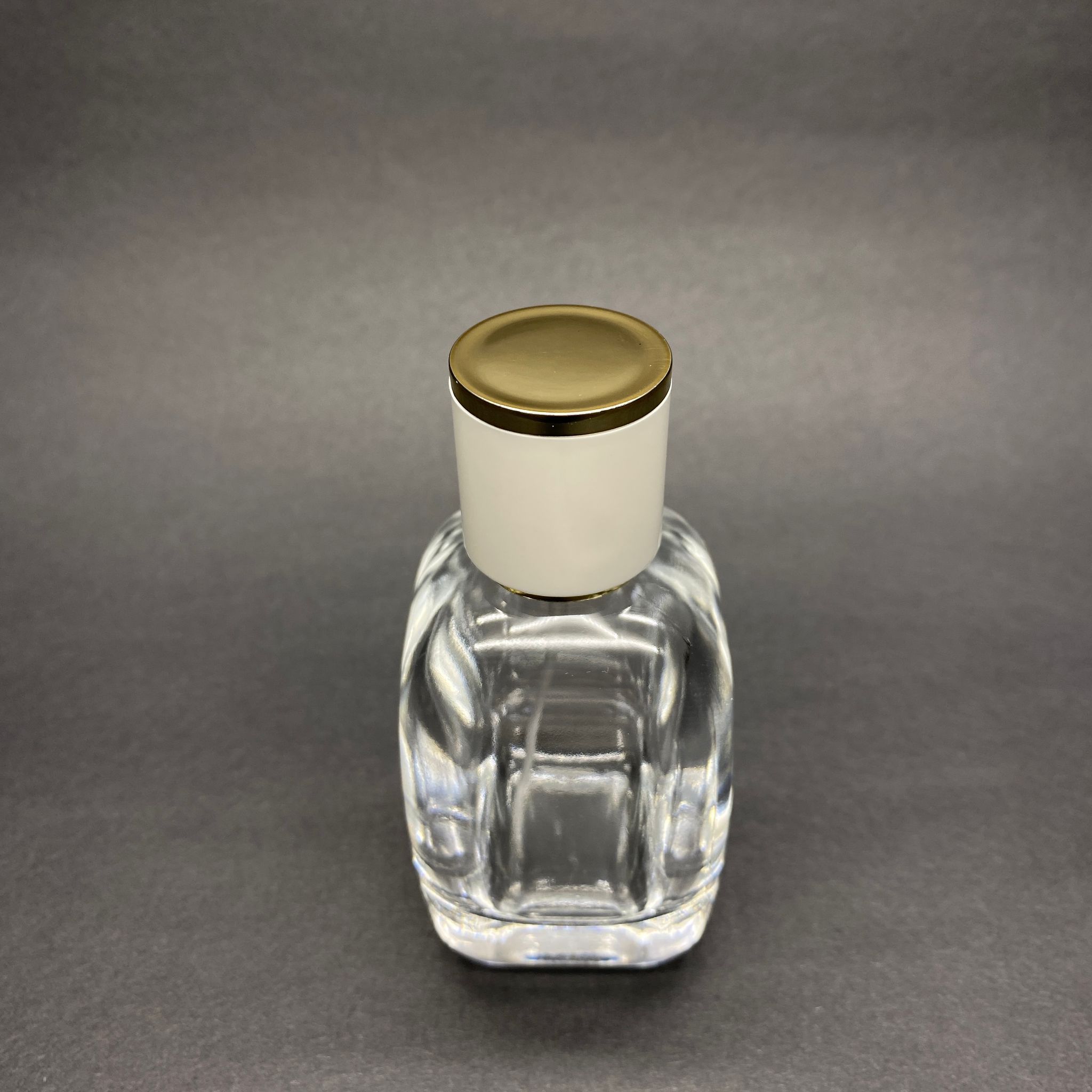 50 ML OVAL KARE MODEL CORE PARFÜM ŞİŞESİ - SİYAH METAL SPREYLİ + GOLD BEYAZ KAPAKLI (AĞIZ 15 MM GEÇME KOLAY KAPAMA)