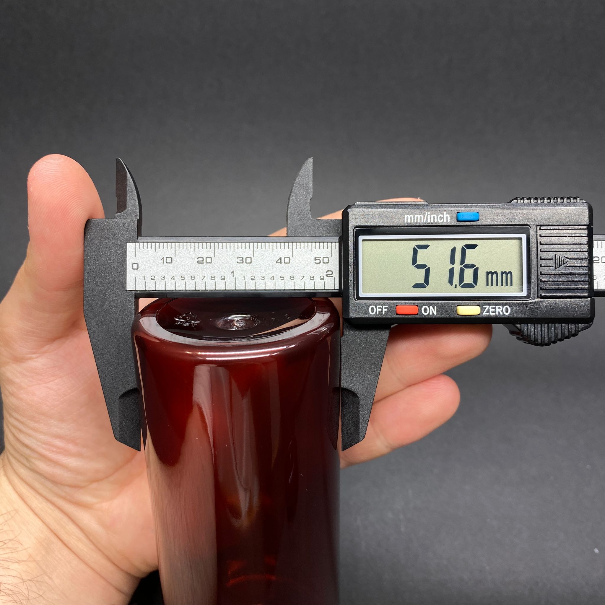 200 CC SİLİNDİR KESKİN KÜT MODEL SERT (25 GR) PET ŞİŞE - SİYAH SPREYLİ - AĞIZ ÇAPI 24 MM - AMBER