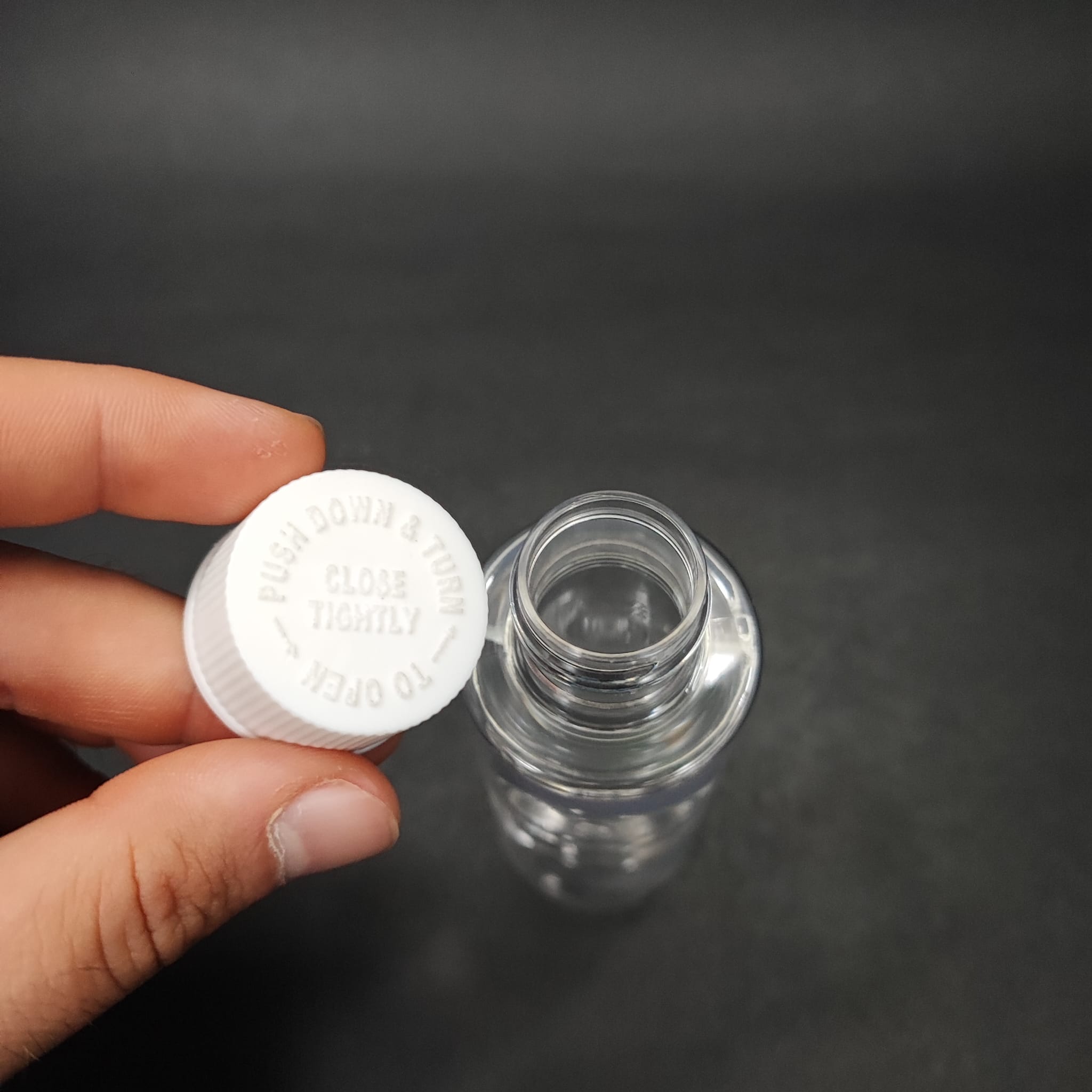 100 CC SİLİNDİR PET ŞİŞE + BEYAZ ÇOCUK KİLİTLİ KAPAK (SIZDIRMAZ KÖPÜK CONTALI) - 100 ML ŞEFFAF ÇOCUK KİLİTLİ PET ŞİŞE