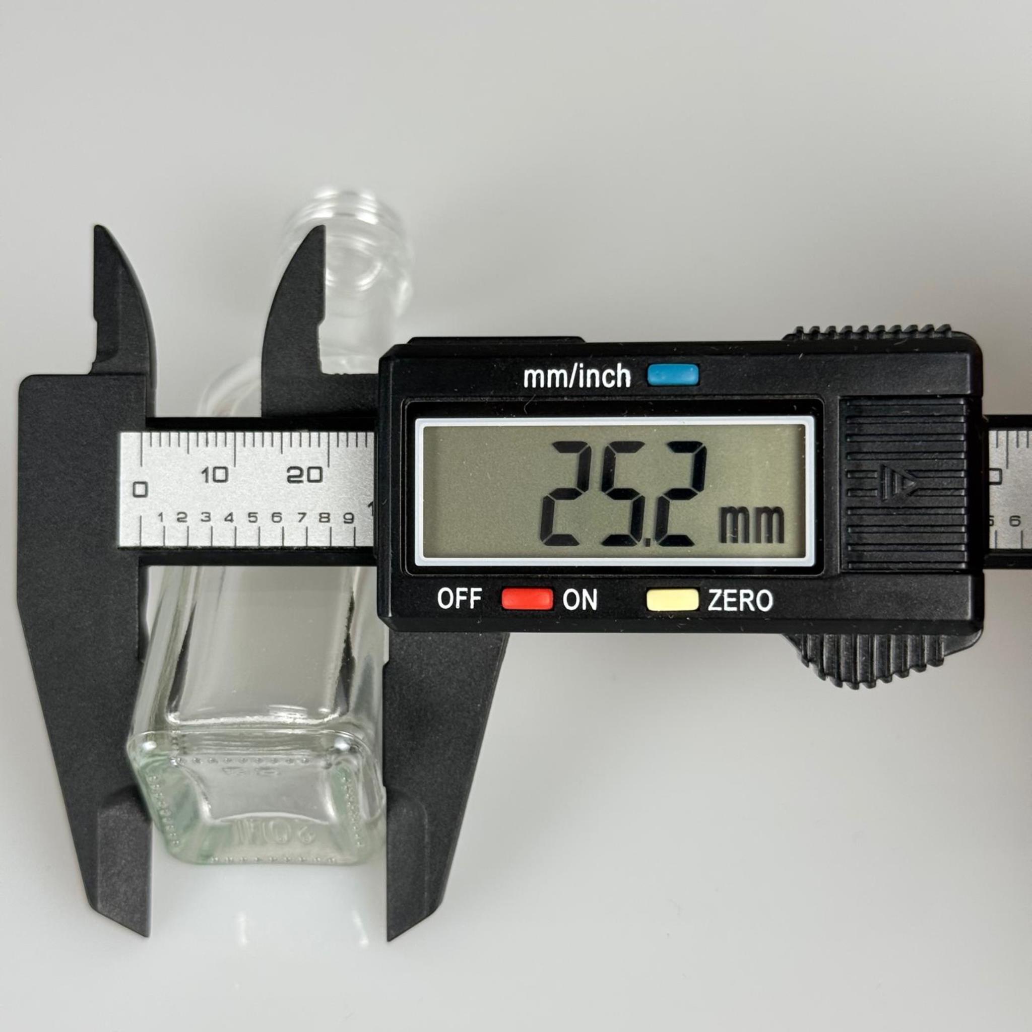 20 CC MARASKA KÖŞELİ SPREYLİ CAM ŞİŞE  - 20 ml kare cam şişe siyah fısfıslı