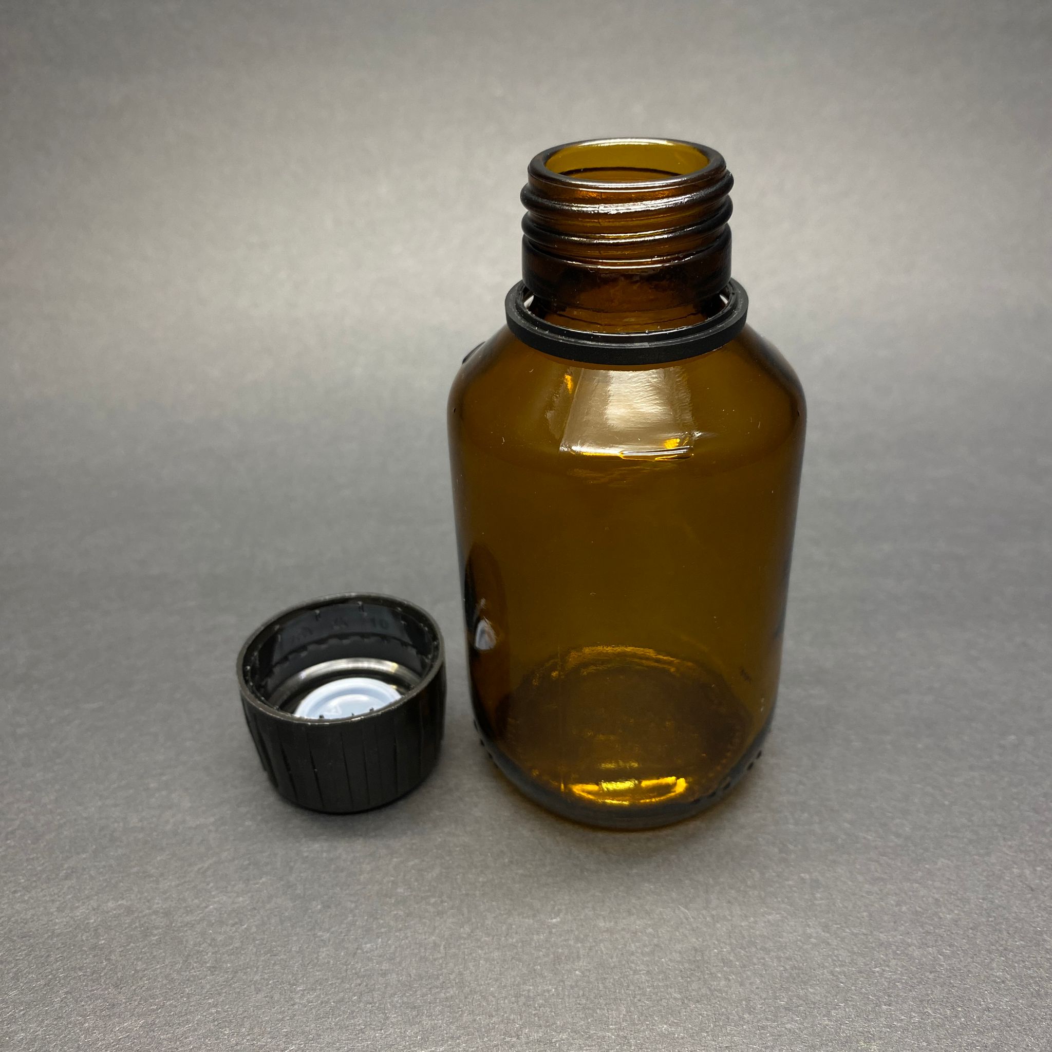 100 CC ECZA ŞİŞESİ - TOMBUL MODEL - SİYAH KİLİTLİ KAPAKLI - 100 ML CAM KAHVERENGİ BOŞ ŞURUP İLAÇ ŞİŞELERİ (AĞIZ ÇAPI 28 PP)