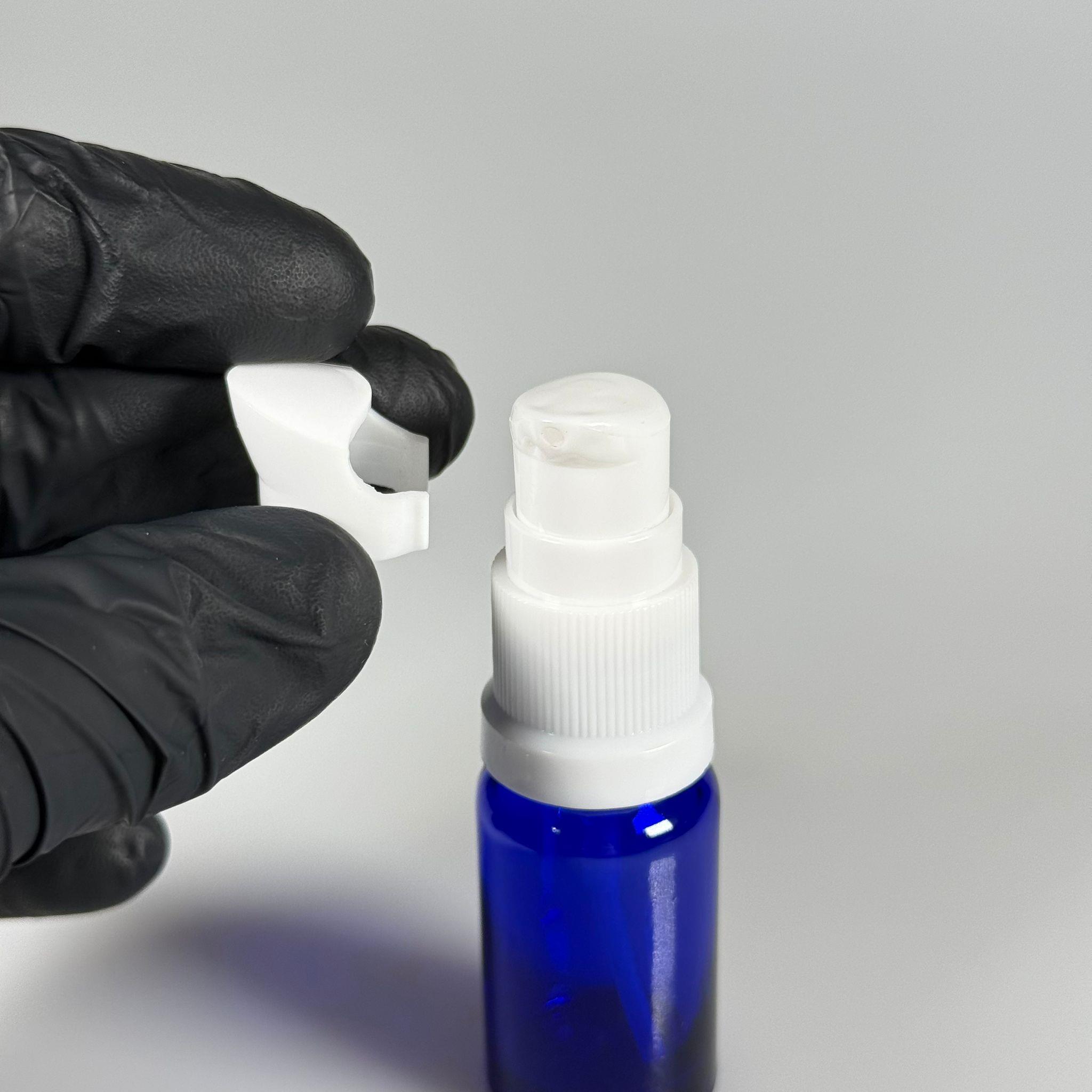 10 CC MAVİ CAM ŞİŞE - SIZDIRMAZ ETEKLİ BEYAZ LOSYON POMPALI TAKIM - 10 ML LOSYON ŞİŞESİ - YAĞ, KREM GİBİ YOĞUN KIVAMLI SIVILAR İÇİN CAM AMBALAJ