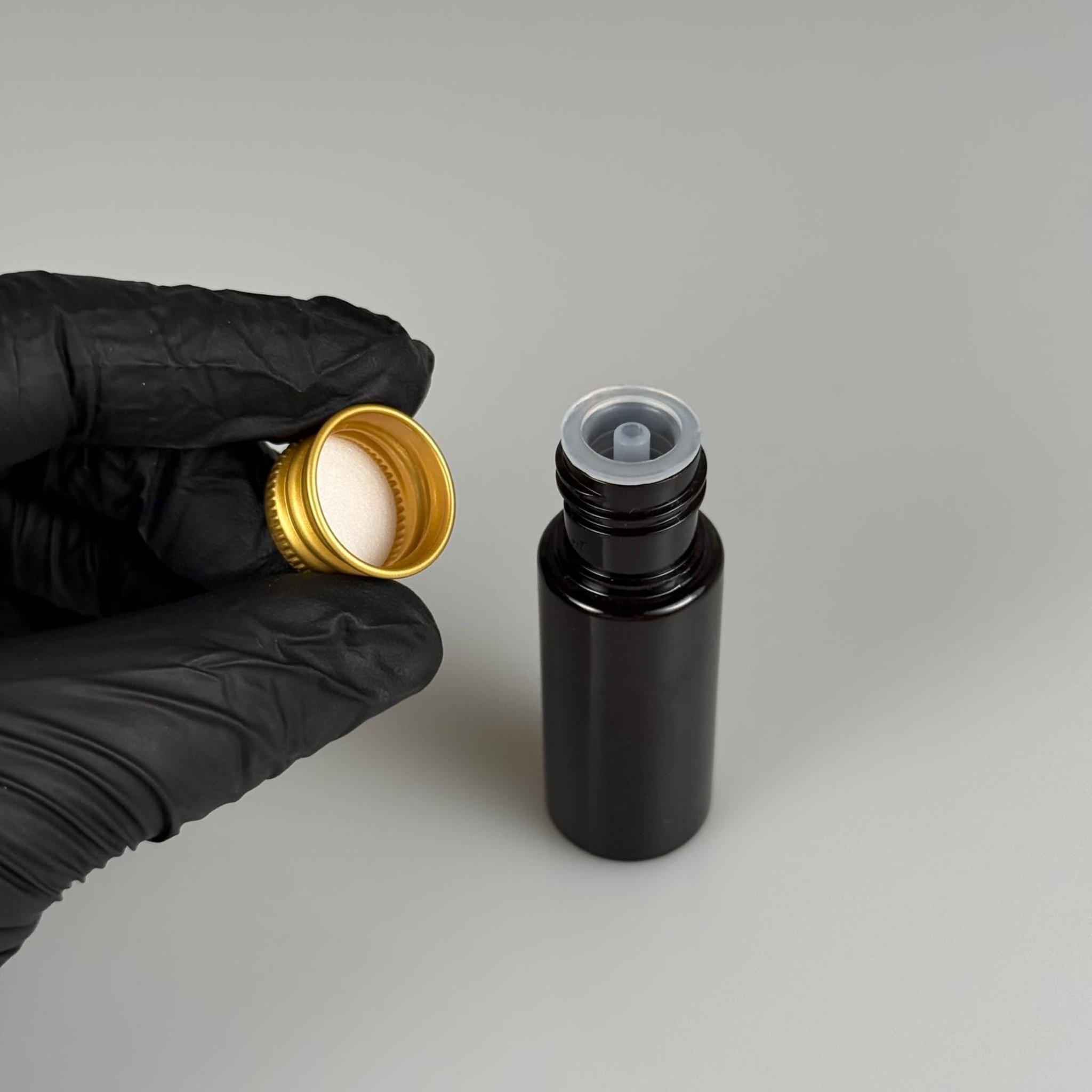 15 CC AMBER SİLİNDİR PET ŞİŞE + KÖPÜK CONTALI GOLD ALÜMİNYUM METAL KAPAKLI + DAMLALIKLI KOLONYA TIPALI TAKIML - 15 ML KAHVERENGİ PET ŞİŞE